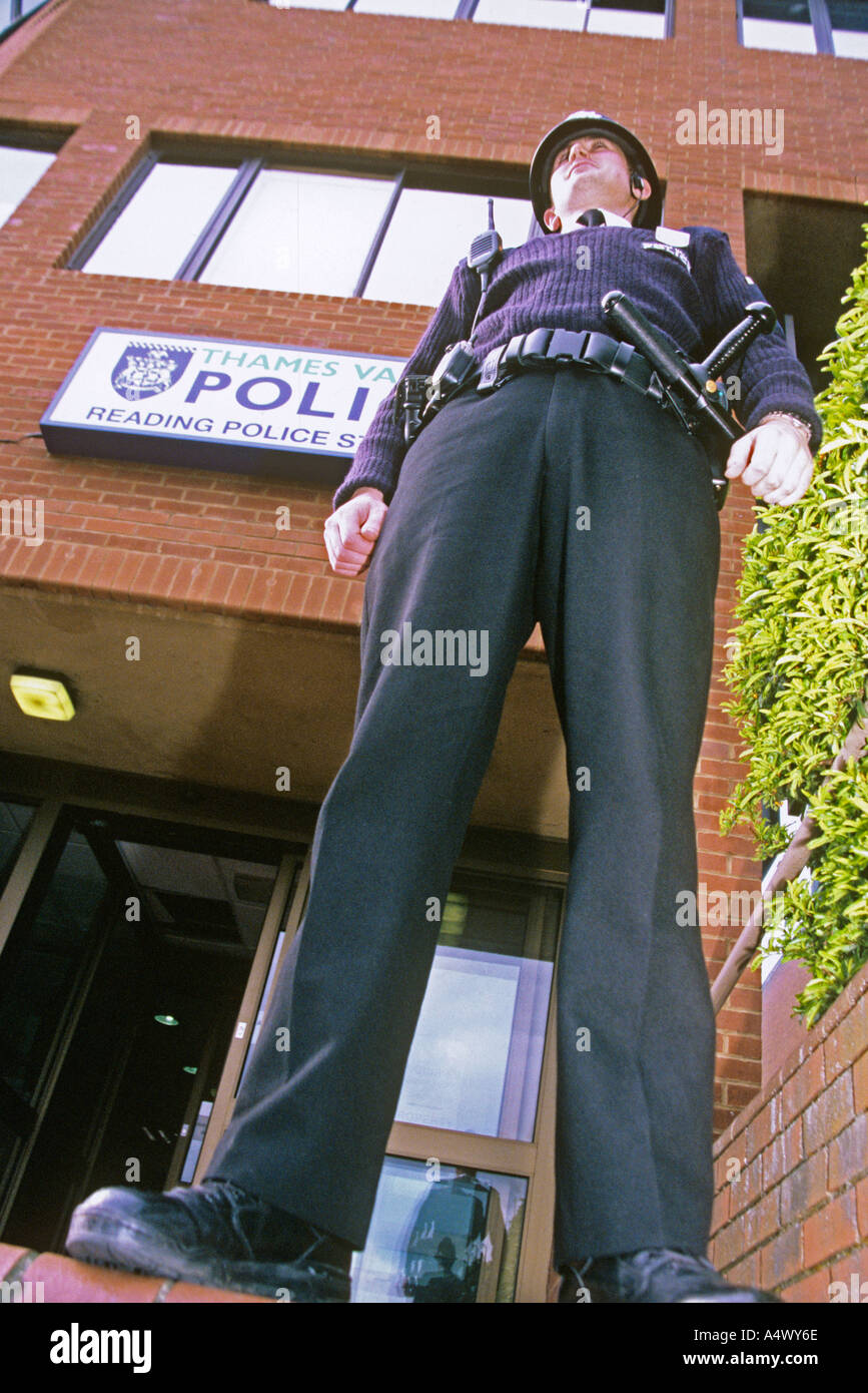 Polizist draußen lesen Polizeistation Stockfoto