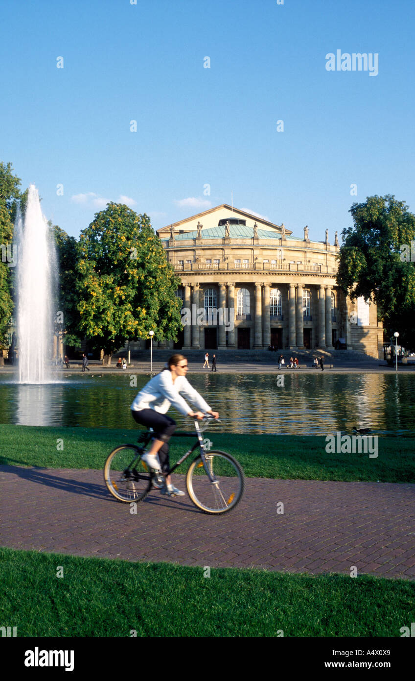 Radfahrer vor dem Staatstheater Stuttgart Baden-Württemberg Deutschland Stockfoto