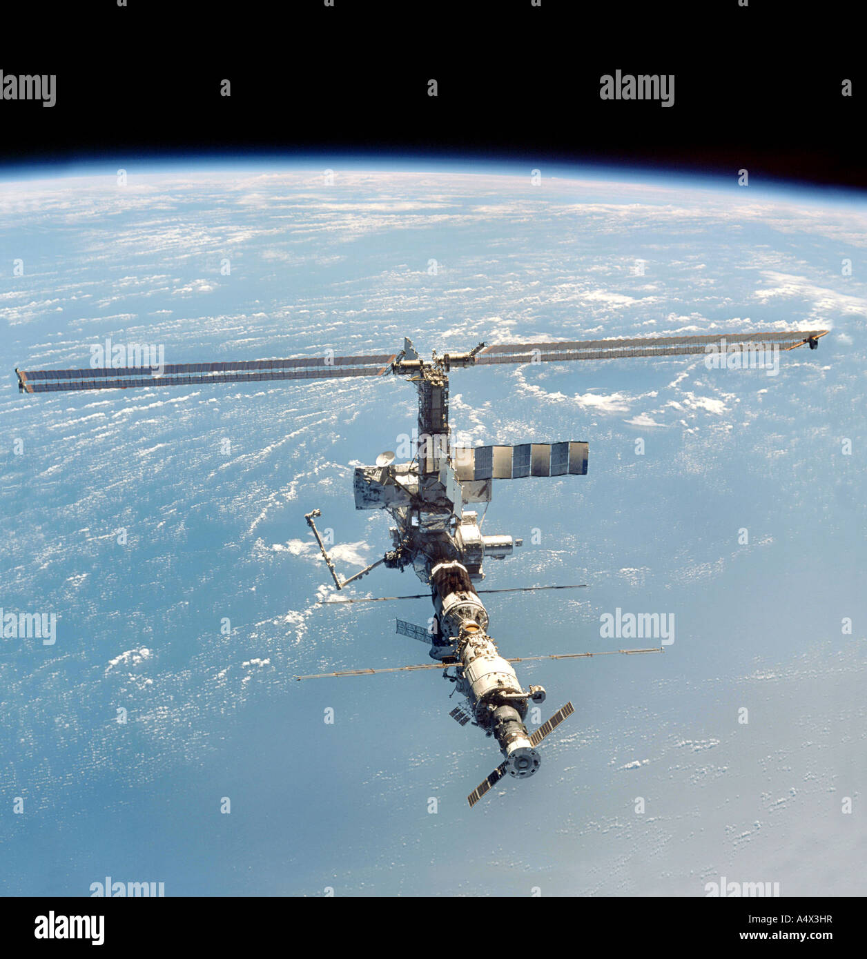 Internationale Raumstation ISS über den Pazifischen Ozean optimiert und erweiterte Version der ein Originalbild der NASA Stockfoto
