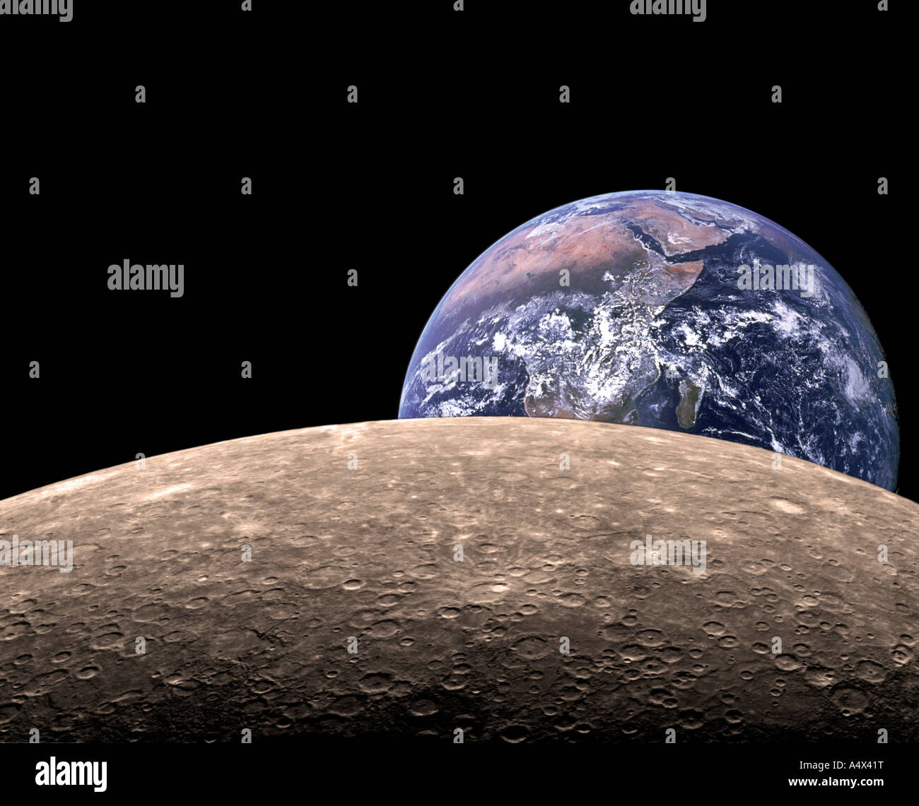 Vorgestellt Auf Einer Viel Engeren Erde Uber Der Oberflache Des Planeten Merkur Vom Weltraum Aus Gesehen Hochauflosende Erweiterte Composite Der Nasa Vorlagen Stockfotografie Alamy