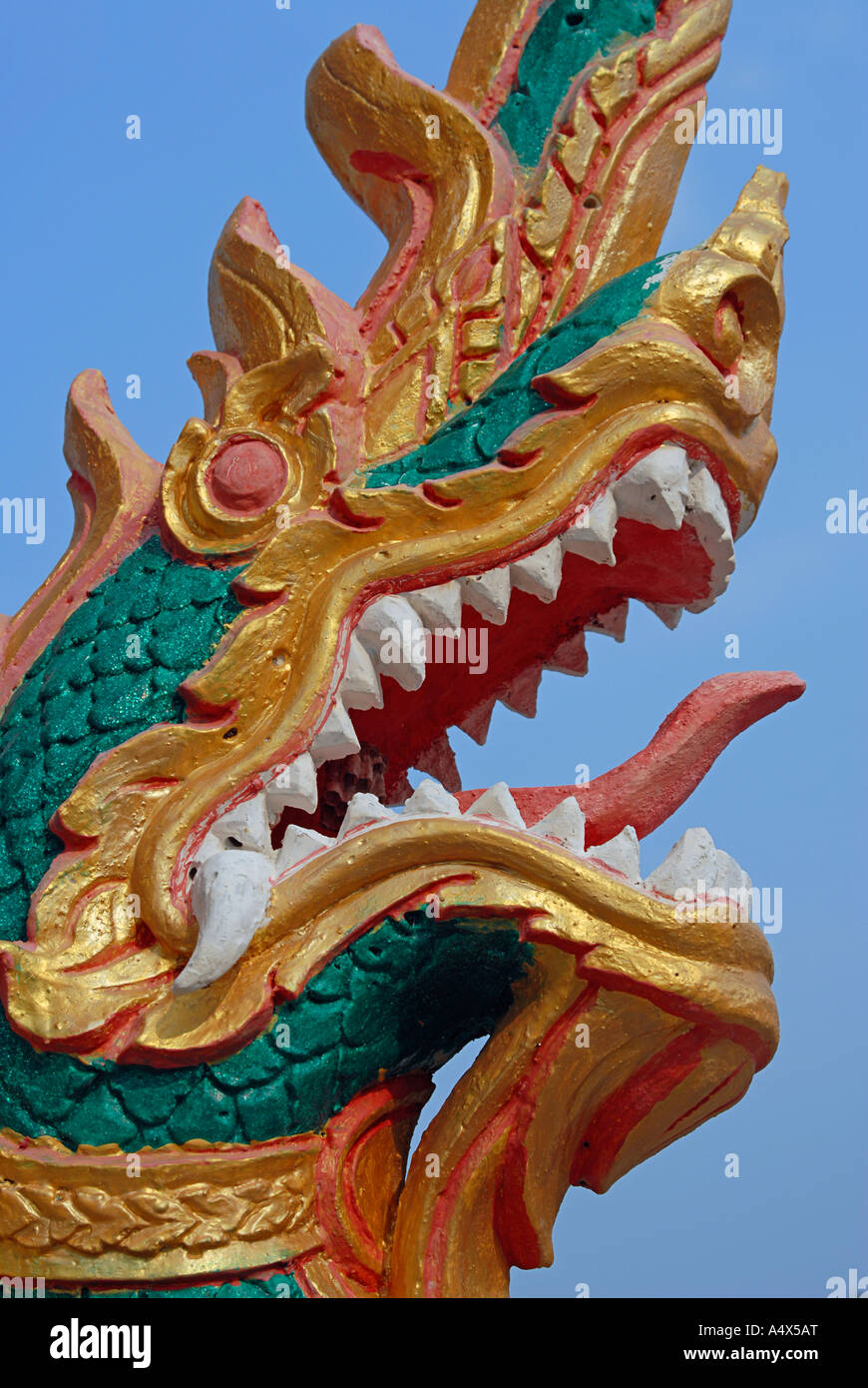 Heftige Tempel Wächter Naga Schlange Figur Singha Wat Plai Laem gemalt Skulptur Koh Samui Thailand Stockfoto