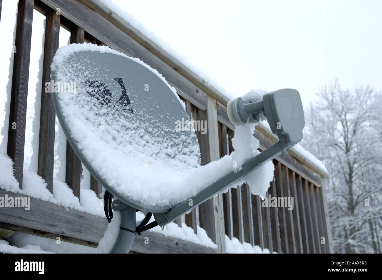 kleiner Fernseher Sat-Antenne mit Schnee bedeckt Stockfoto