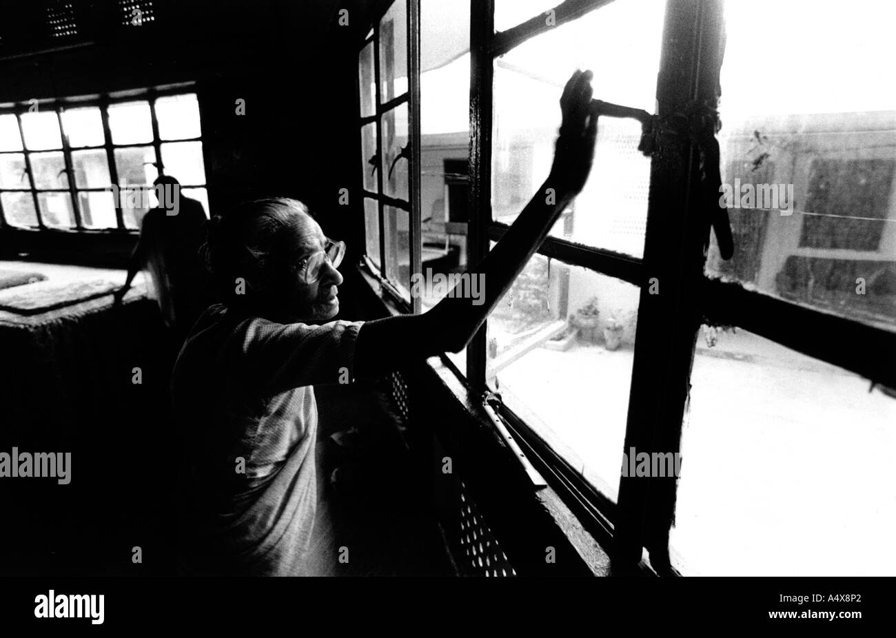 Alte Frau Fensterputzen Arya Mahila Ashram alte Menschen zu Hause Stockfoto