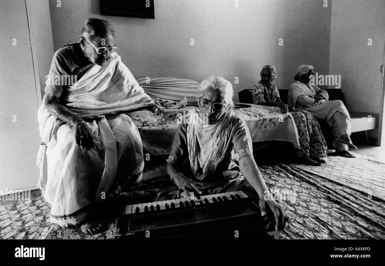 Frau spielt Harmonium Arya Mahila Ashram alte Menschen zu Hause N Stockfoto