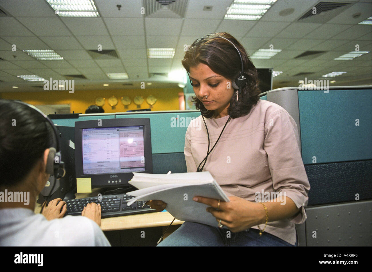 Frauen-Exekutive, die Arbeit in einem Call-Center Stockfoto
