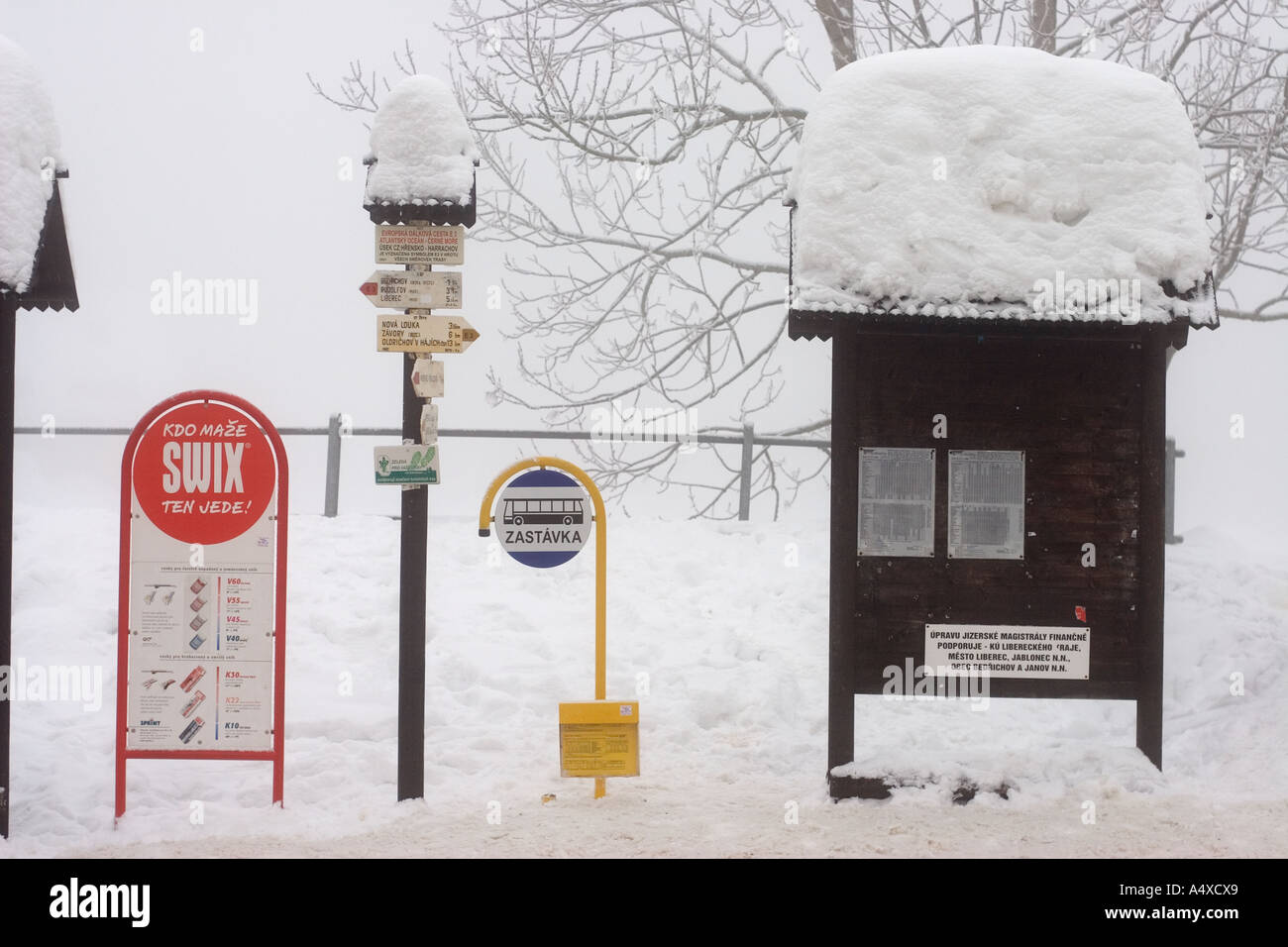 Tschechische Republik, Bedrichov, 03.01.2006. Bushaltestelle im Winter. Stockfoto