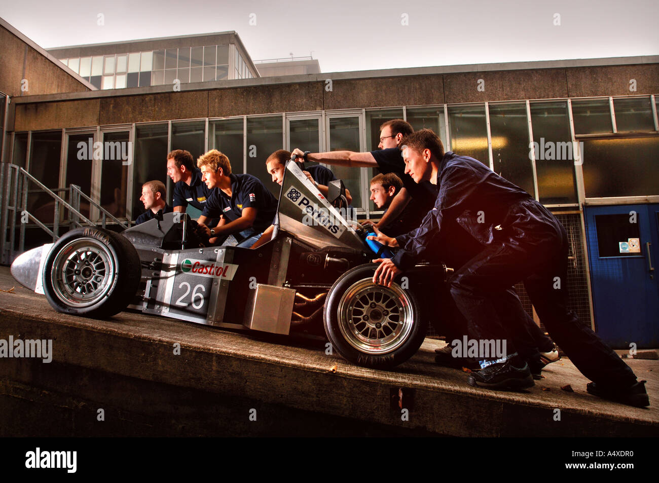 MASCHINENBAU-STUDENTEN VOM TEAM BADEN RACING WHEEL IHRE FORMULA STUDENT-RENNWAGEN ÜBER EINE RAMPE AN DER UNIVERSITY OF BATH UK Stockfoto