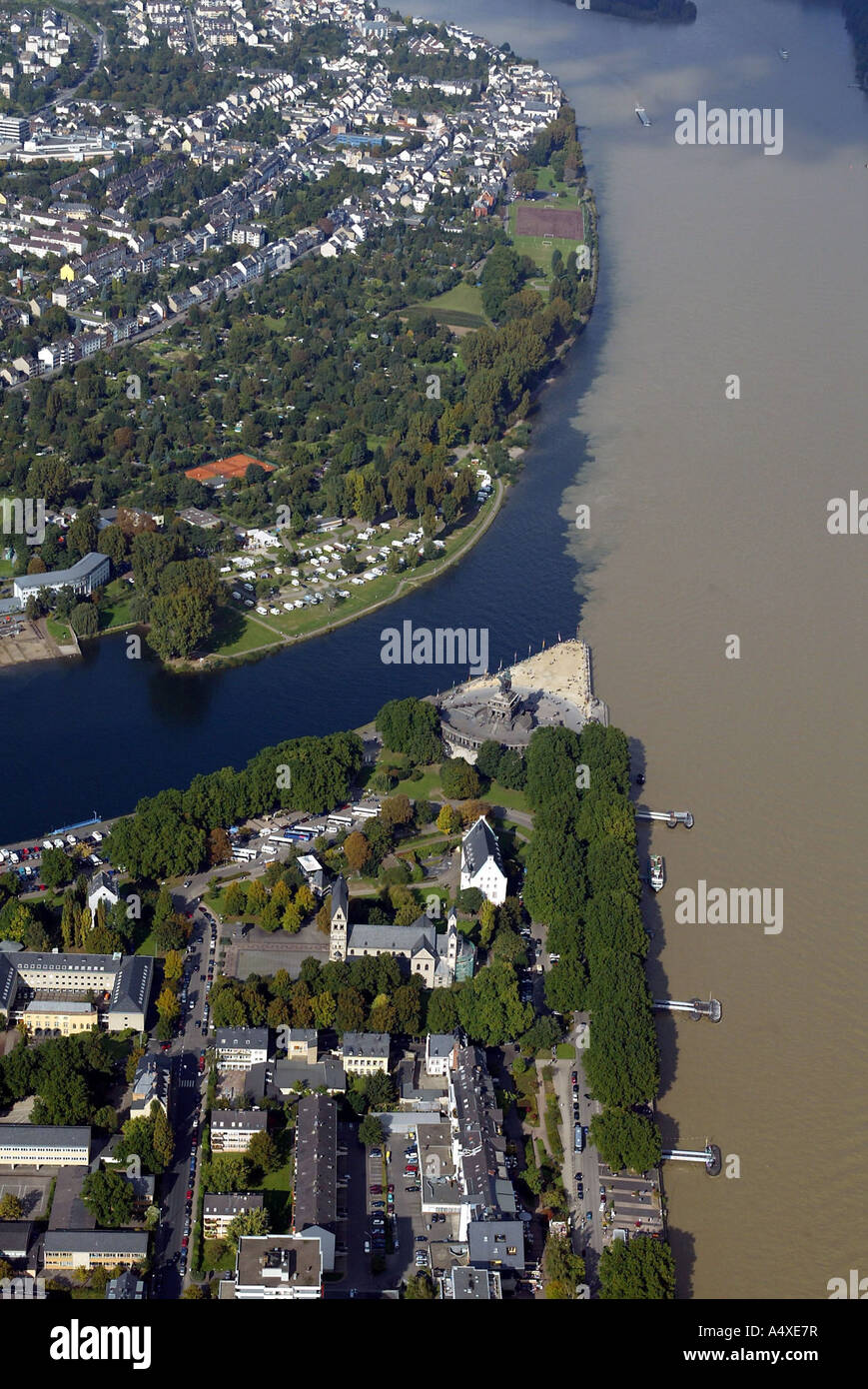 Diese Luftaufnahme zeigt dem Deutschen Eck in Koblenz, Rheinland-Pfalz, Deutschland. Stockfoto