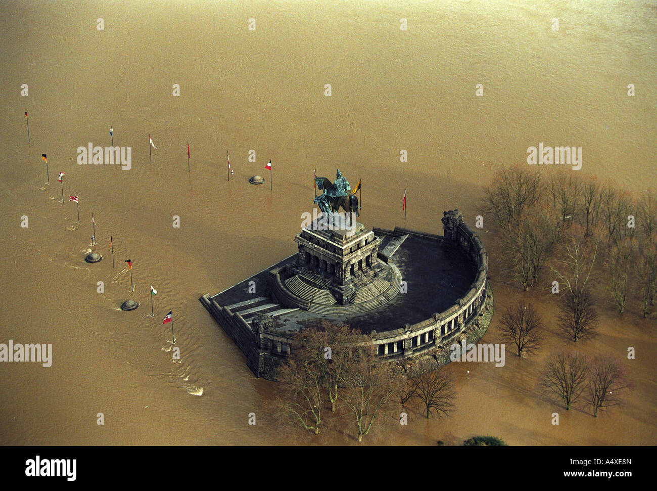 Die Flutkatastrophe im Jahr 1995: das deutsche Eck bei Hochwasser in Koblenz, Rheinland-Pfalz, Deutschland. Stockfoto