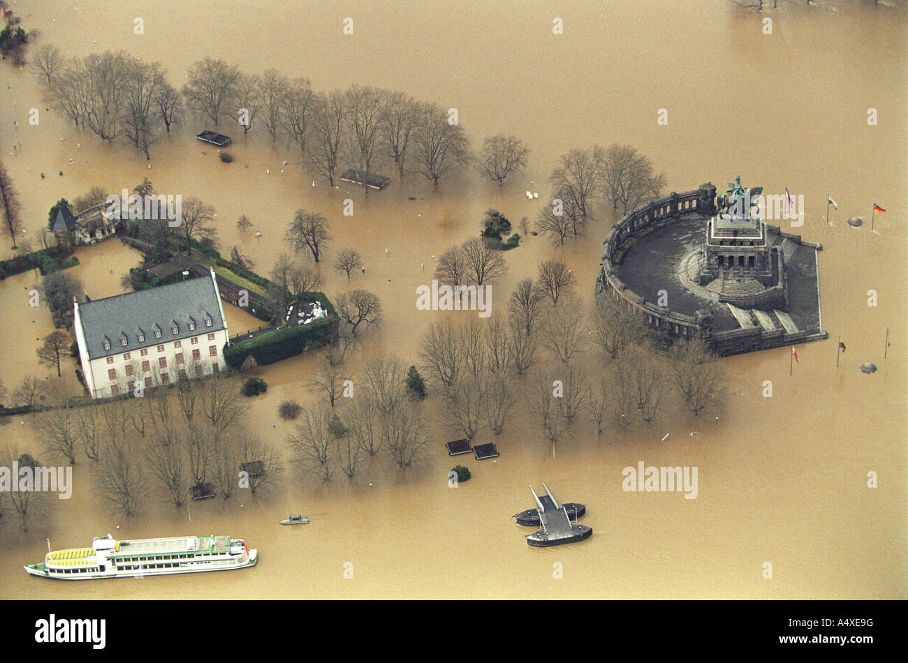 Die Flutkatastrophe im Jahr 1995: das deutsche Eck bei Hochwasser in Koblenz, Rheinland-Pfalz, Deutschland. Stockfoto