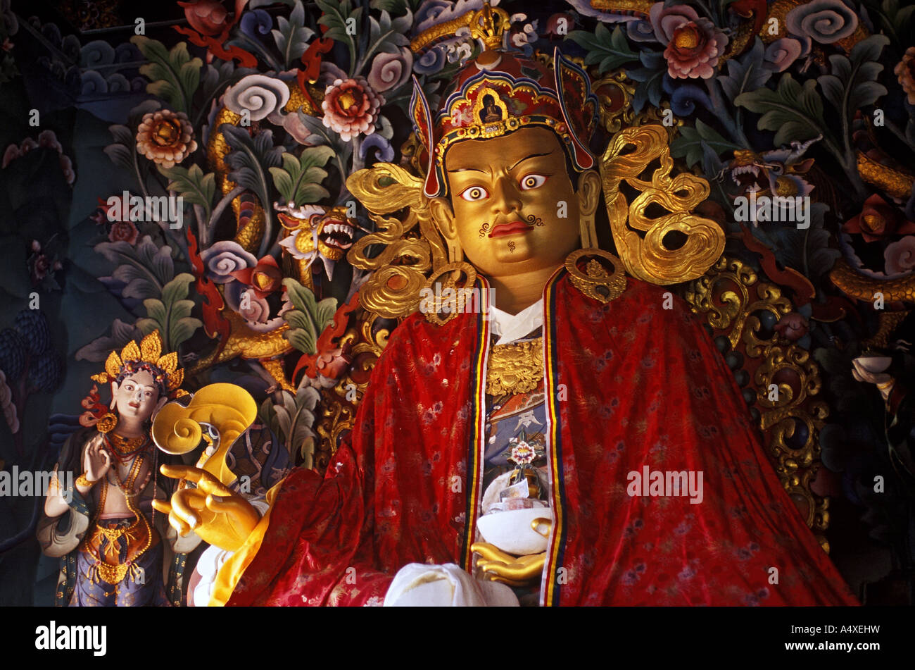Statue von Padmasambhava (Guru Rinpoche) auf dem Altar des bhutanischen Tempels. Bodgaya, Bihar, Indien Stockfoto