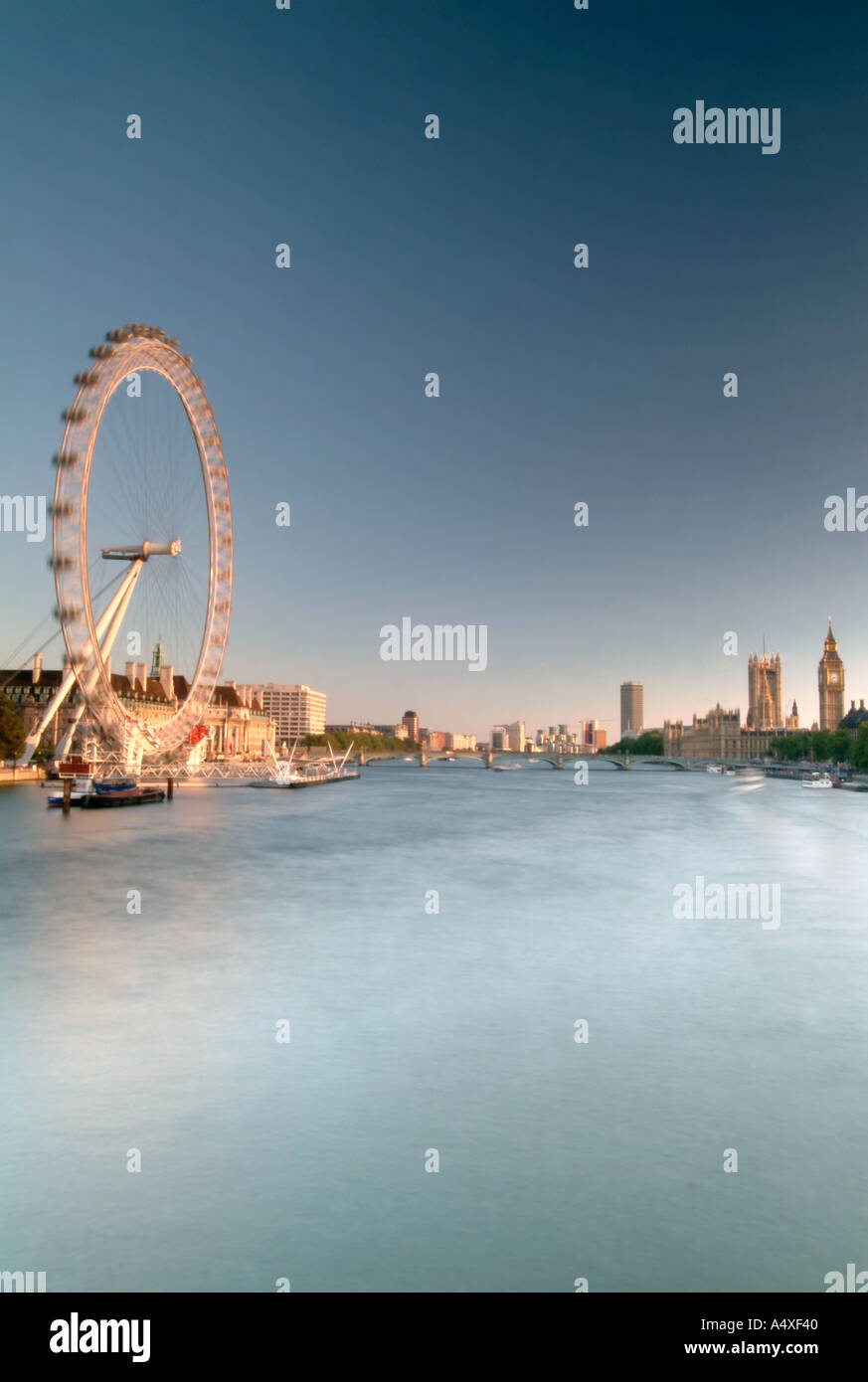 Die Themse in London mit dem London Eye auf der Südbank und Big Ben und den Houses of Parliament am Nordufer. Stockfoto