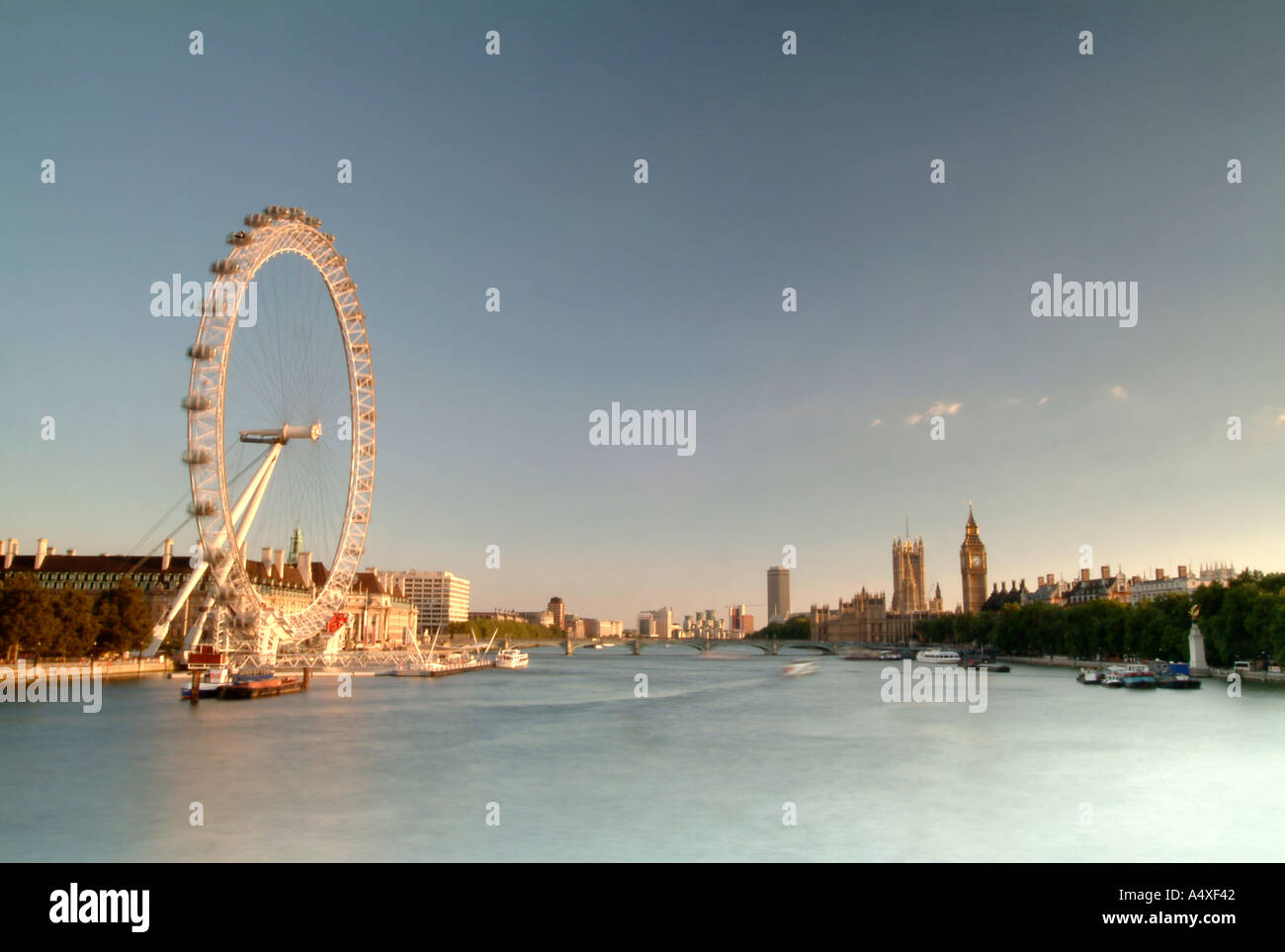 Die Themse in London mit dem London Eye auf der Südbank und Big Ben und den Houses of Parliament am Nordufer. Stockfoto