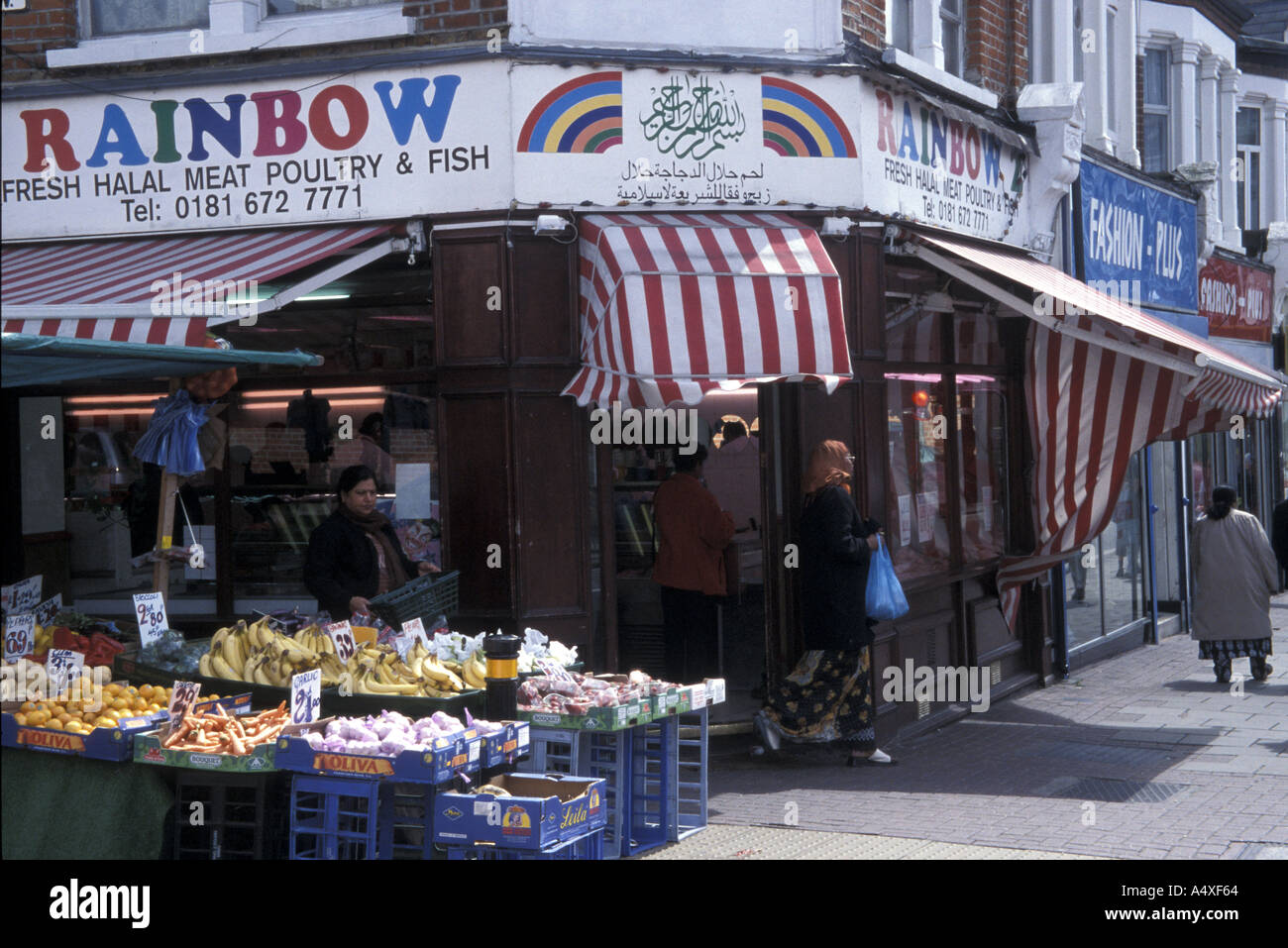 Ein Halal-Shop, der Lebensmittel verkauft, die nach muslimischen Ernährungsanforderungen zubereitet werden, South London Stockfoto