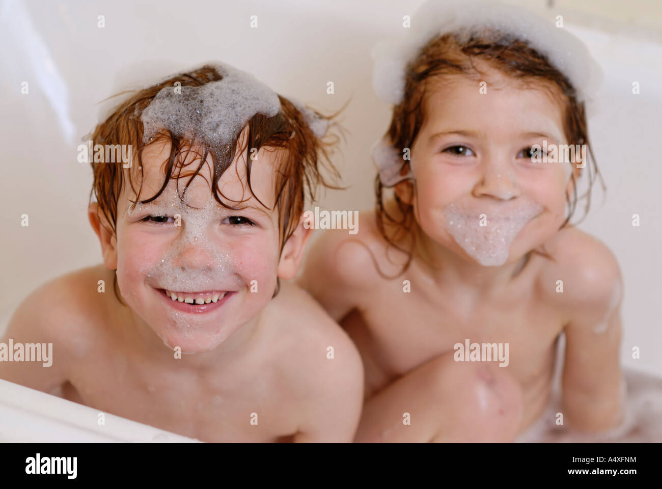 Kinder im Badezimmer mit einem Schaumbad Stockfoto, Bild: 11138095 ... Kinder im Badezimmer mit einem Schaumbad Stockfoto, Bild: 11138095 ...