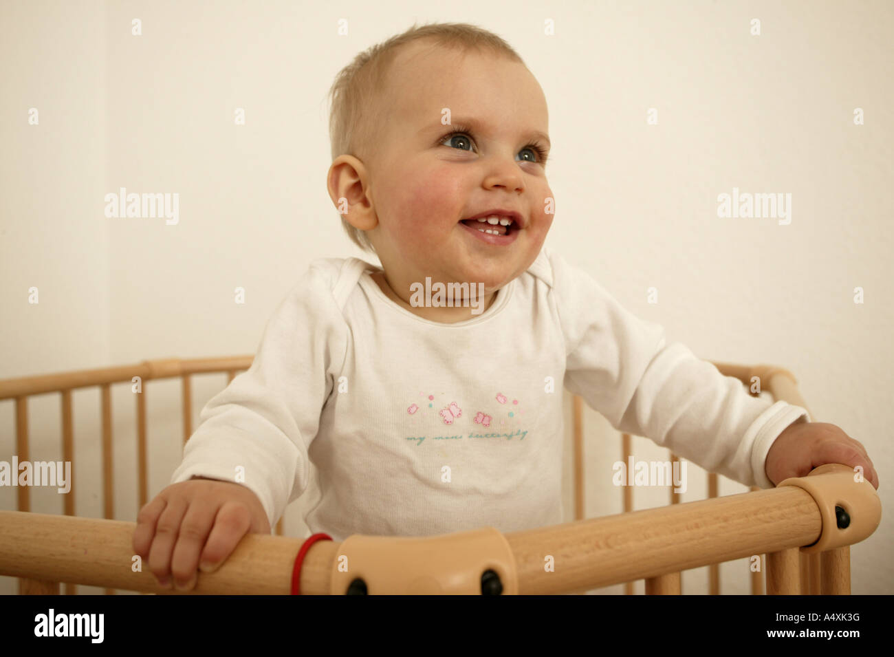 Baby in einen Laufstall Stockfoto