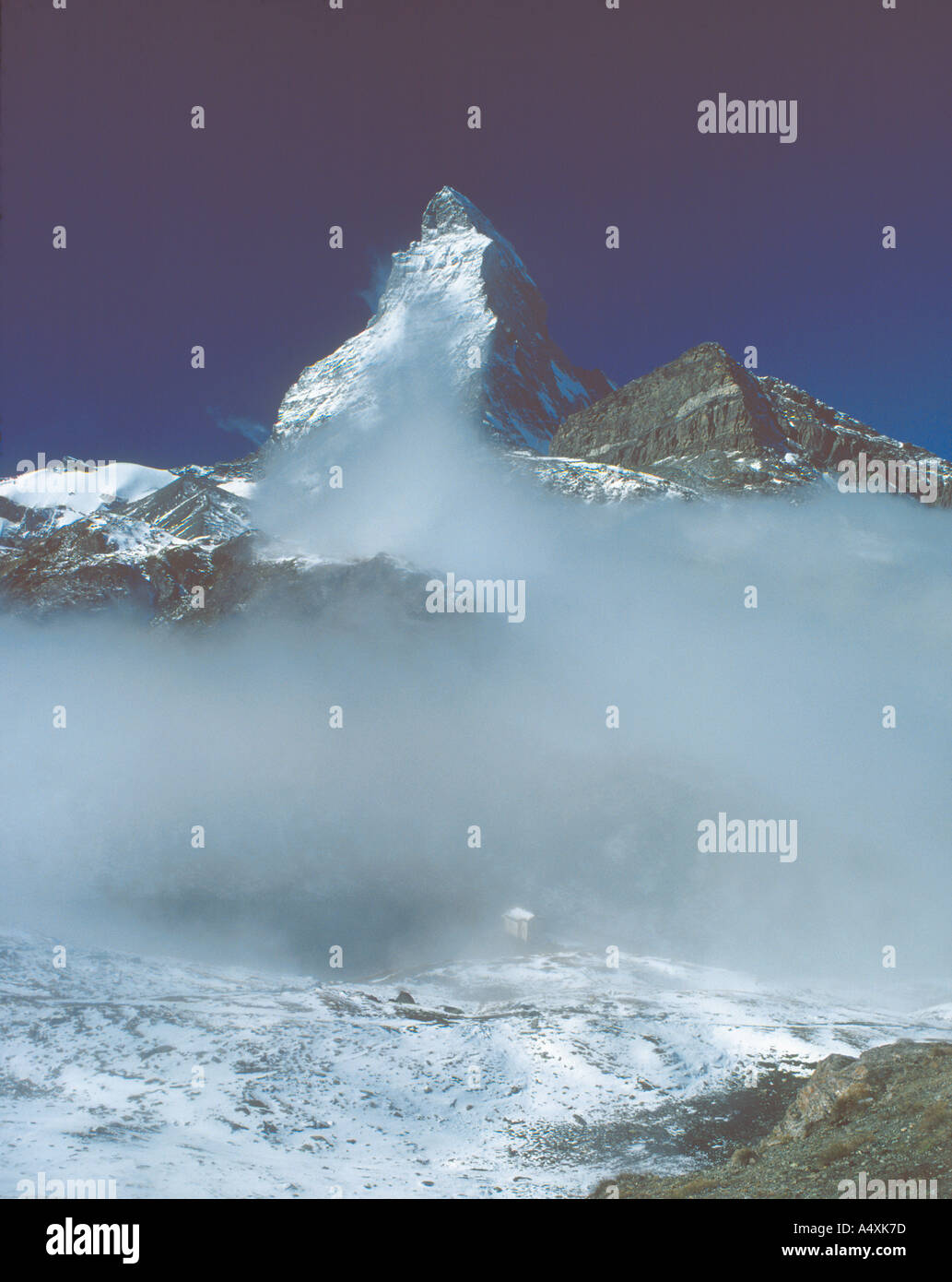 Am frühen Morgennebel unterhalb des Matterhorns oberhalb von Zermatt in den Schweizer Alpen Stockfoto