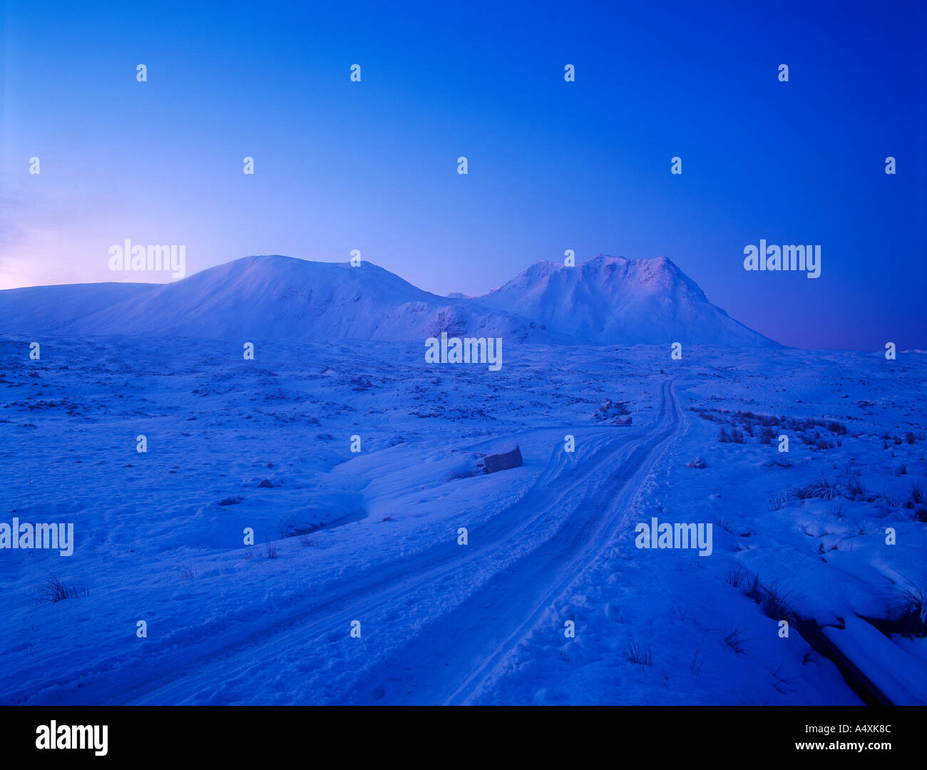 Vor Morgengrauen Szene mitten im Winter in Glencoe schottischen Highlands verschneiten Strecke mit Schnee bedeckten Hügel Stockfoto