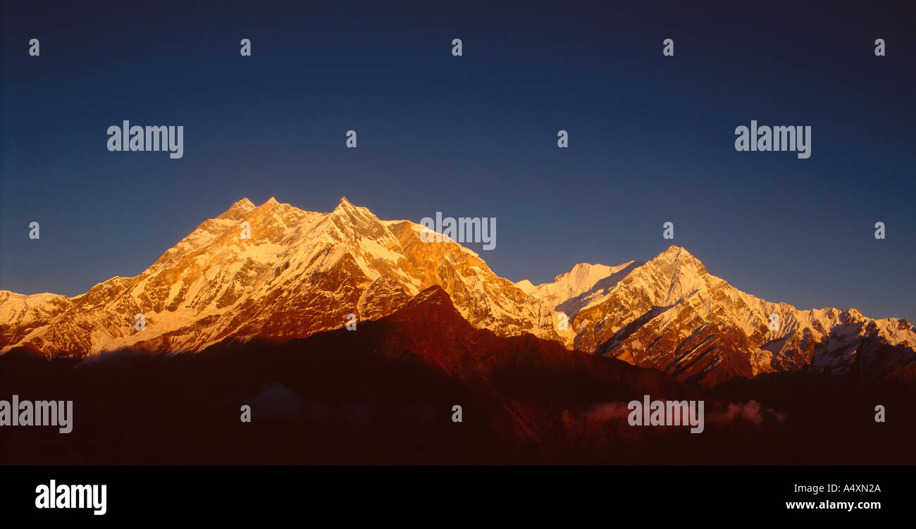 Panoramablick über den Annapurna-Bereich bei Sonnenuntergang aus dem Thulobugin Bergrücken oberhalb der Kali Gandaki Tal West Zentral-Nepal Stockfoto