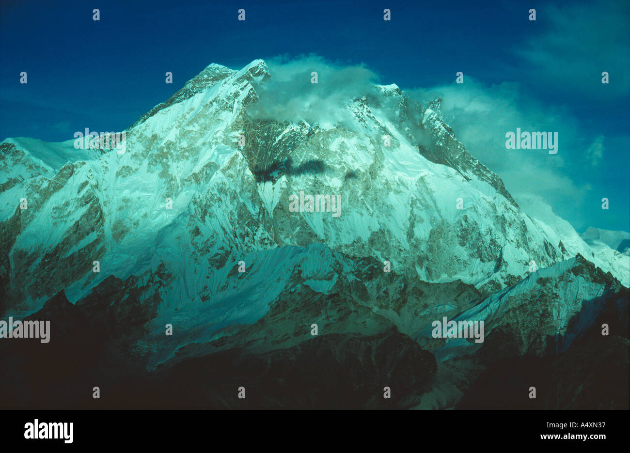 Tele geschossen im Abendlicht der Everest-Gruppe von Lobuche Peak Nepal Himalaya gesehen Stockfoto