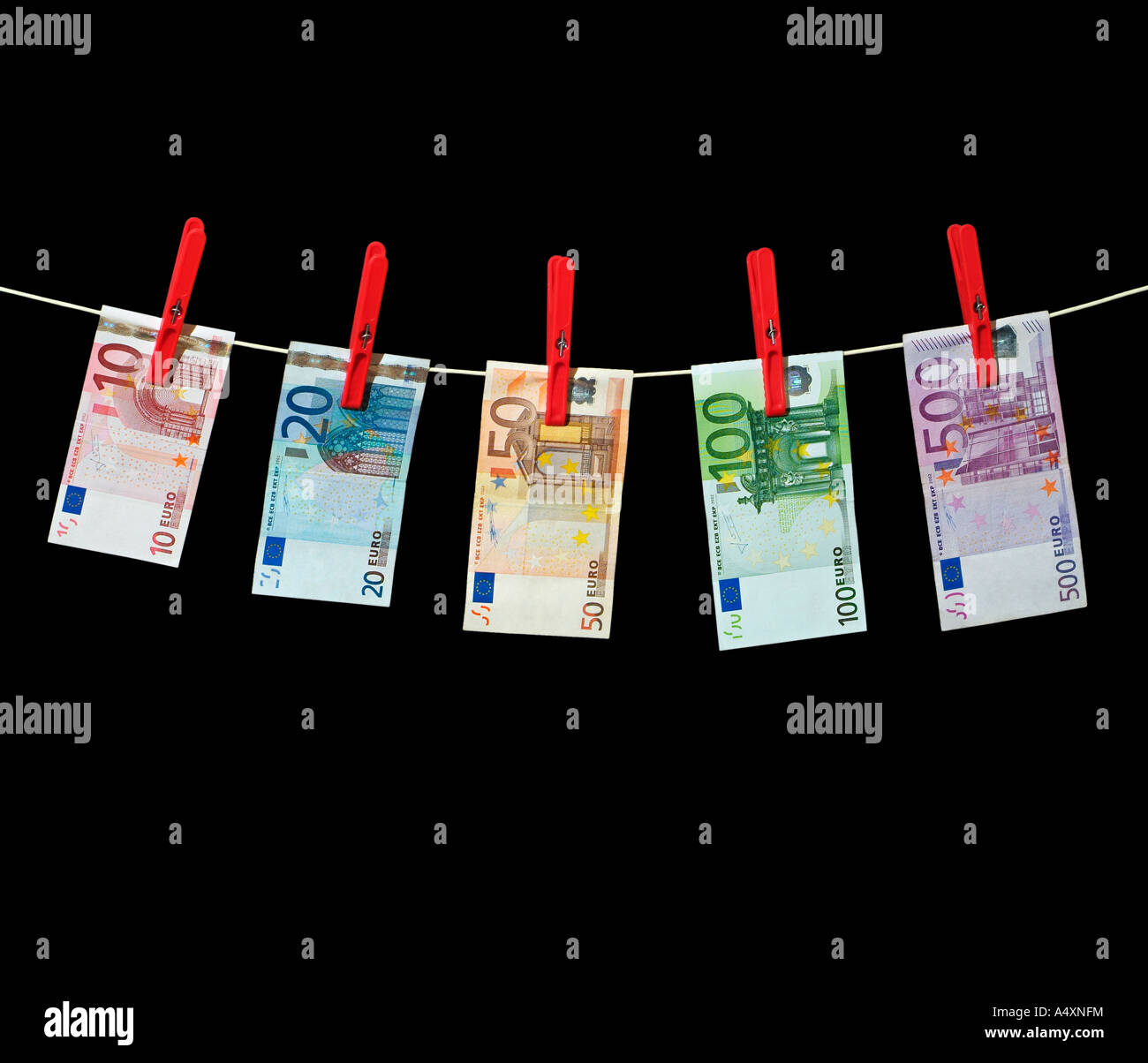 Euro-Banknoten an einer Wäscheleine hängen Stockfoto