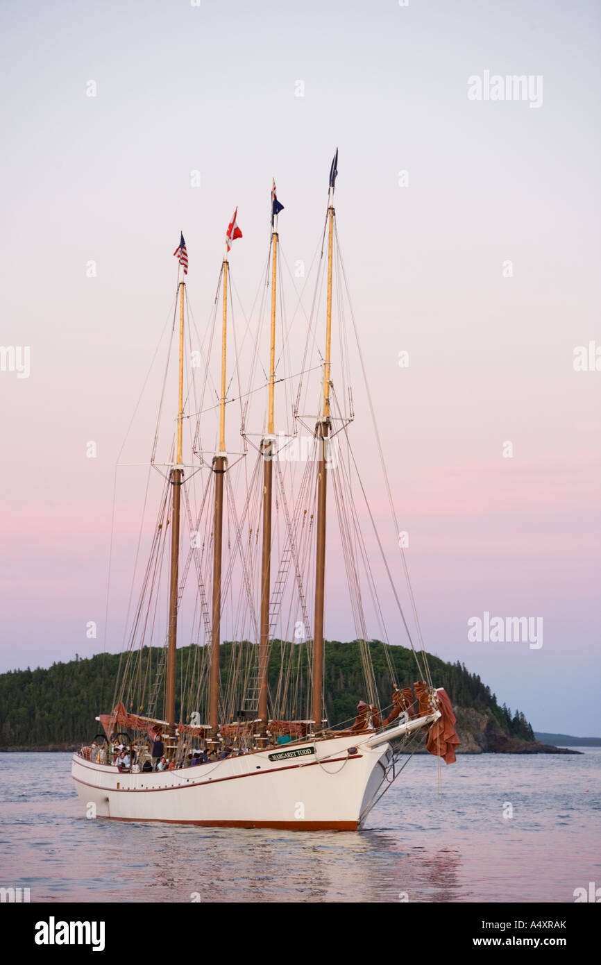 Der vier-Mast-Schoner Margaret Todd setzt die Segel Franzose Bay Bar Harbor Maine Mount Desert Island Sunset Stockfoto
