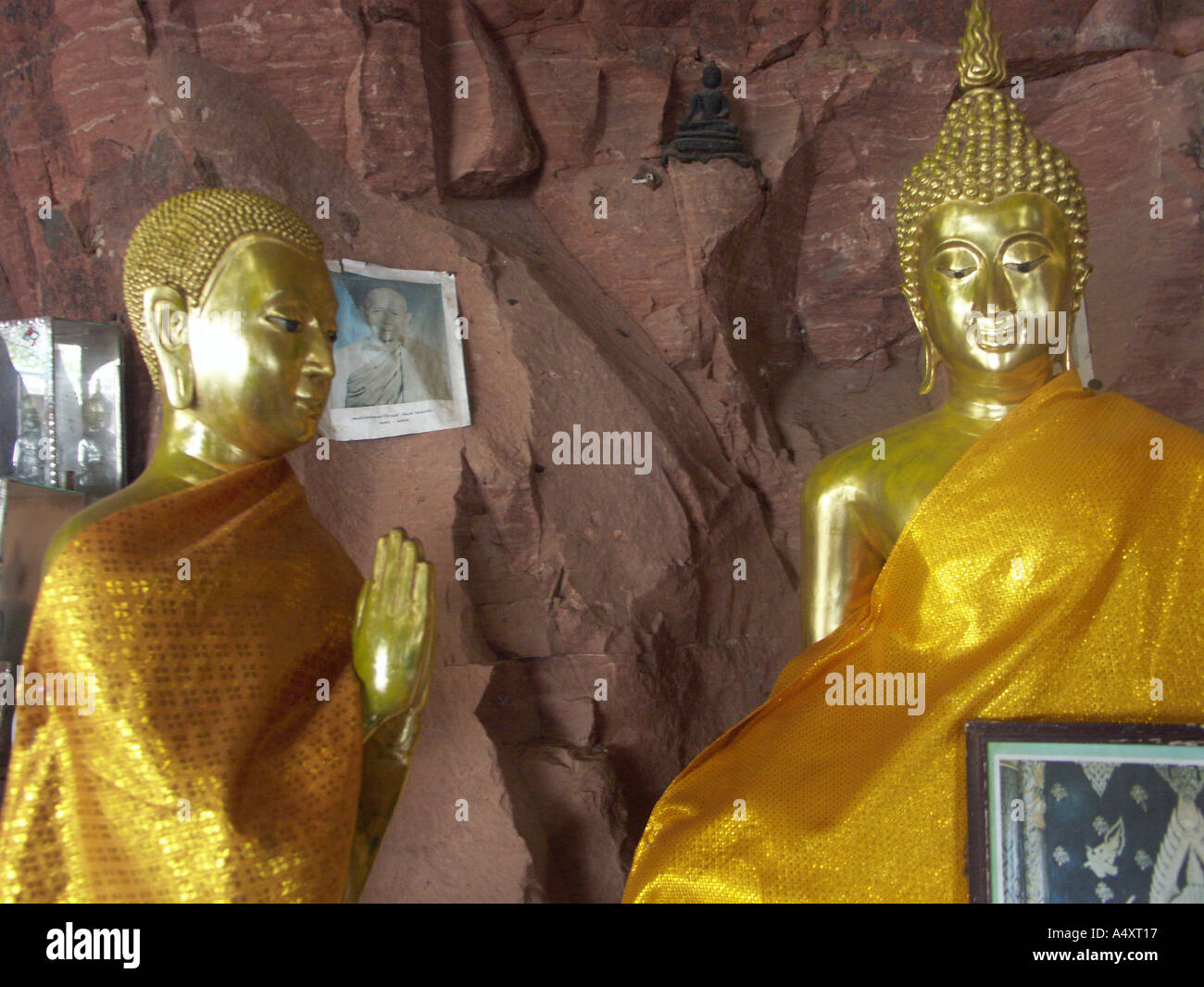 Buddha-Statuen im Tempel auf Wat Phu Tok s Sandstein in Nord-Ost-Thailand Stockfoto