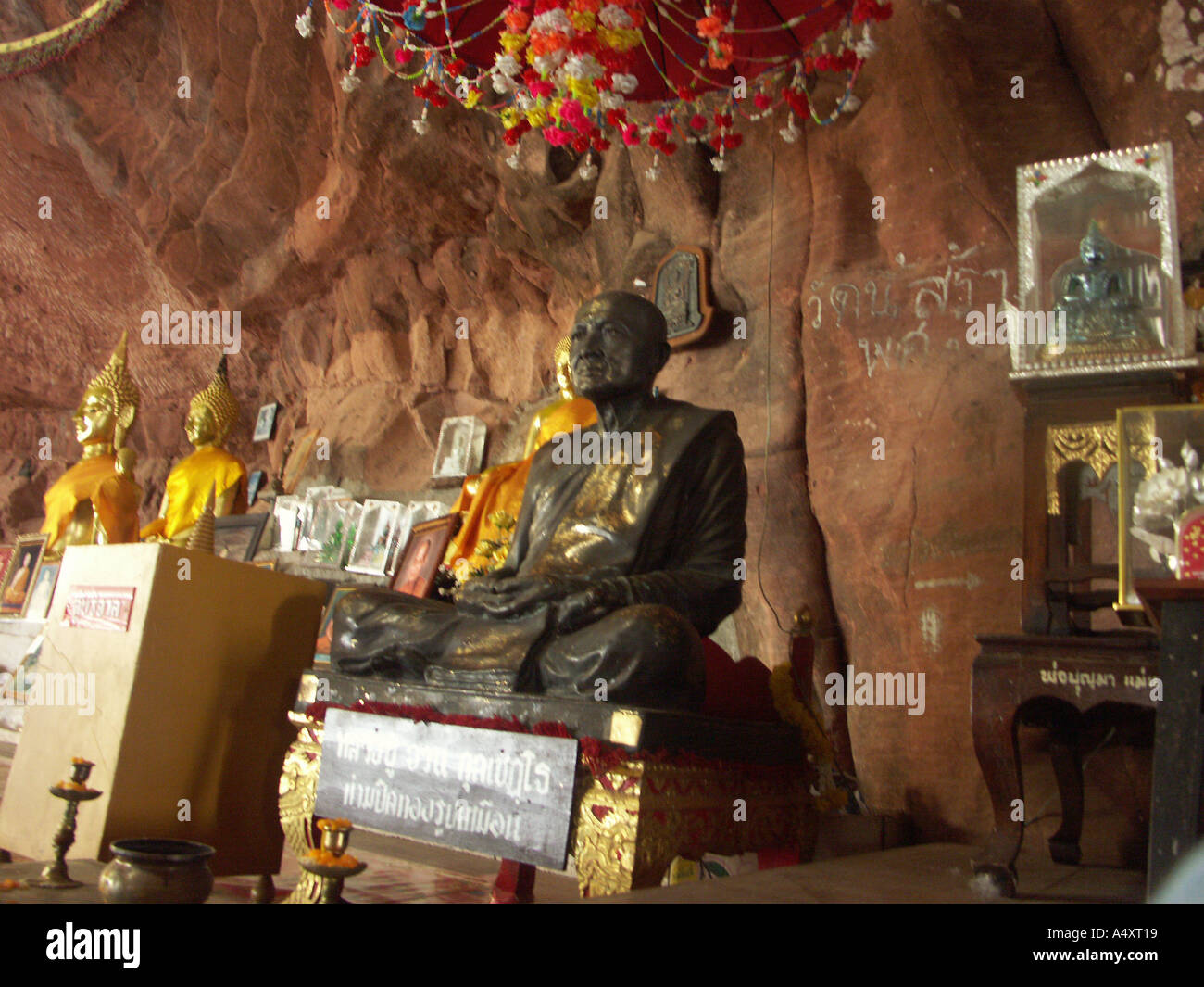 Bilder in den Tempel Wat Phu Tok s Sandstein Felsen in Nord-Ost-Thailand Stockfoto