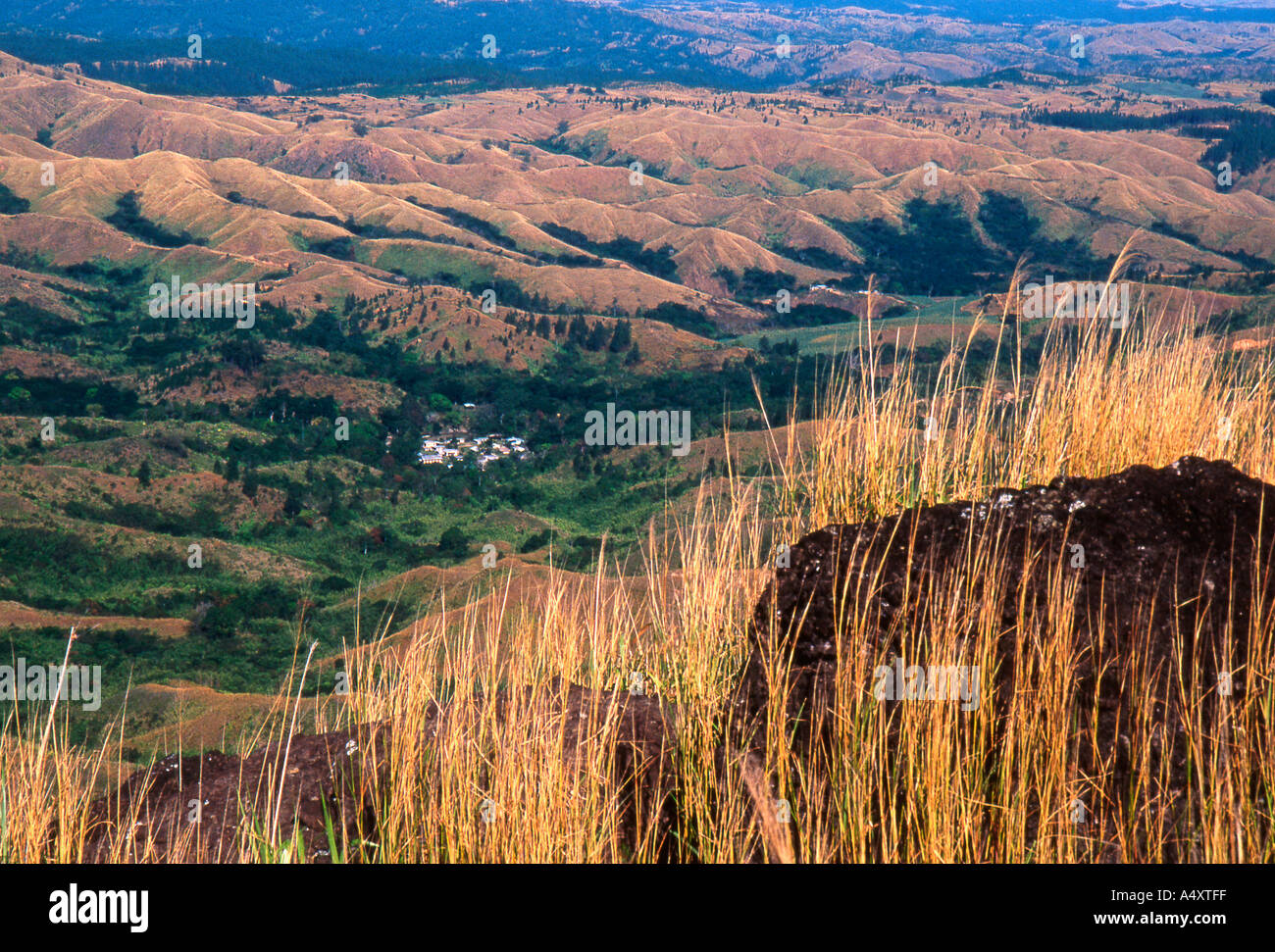 Blick auf einem abgelegenen Dorf im fruchtbaren Tal aus Nausori-Hochland in der Nähe von Nadi, Fidschi Stockfoto