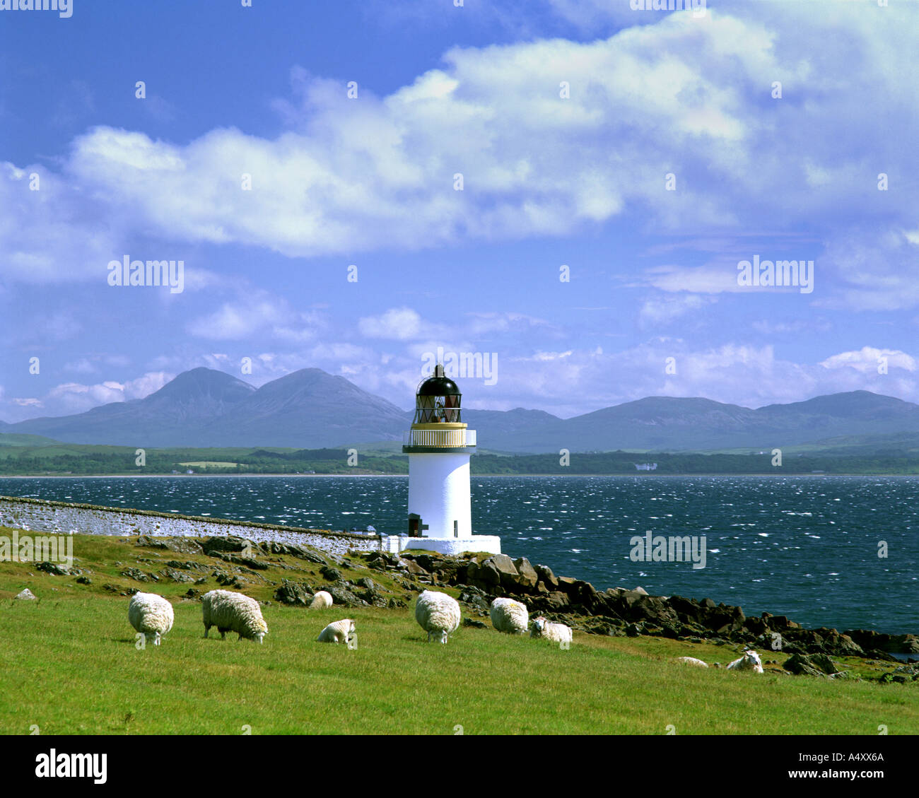 GB - innere Hebriden: Rubh ein Duin Leuchtturm auf Islay mit Paps of Jura im Hintergrund Stockfoto