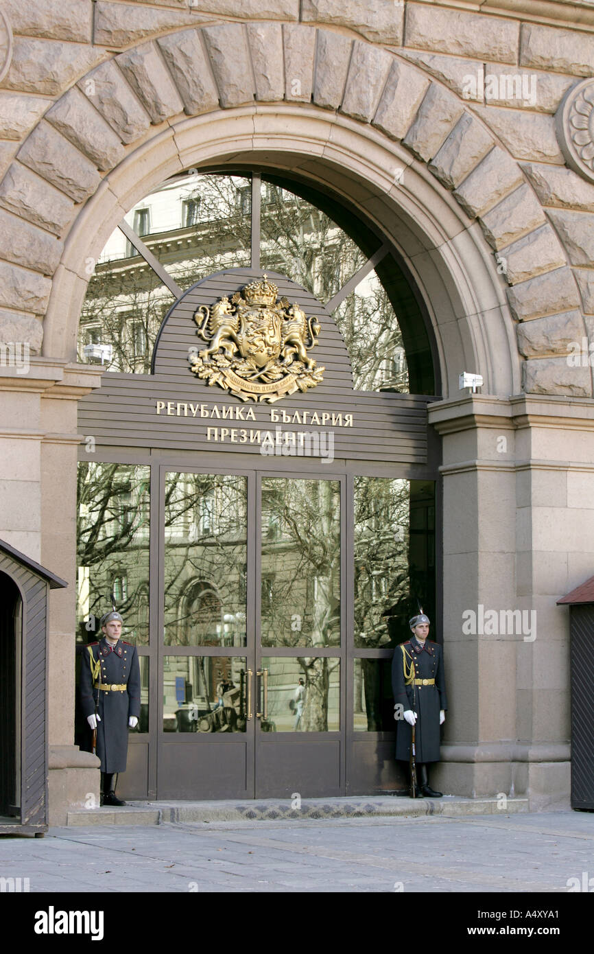Soldat Wache einheitliche nationale Emblem Soldaten ändern Relief eine Sentry Bogen Eingang bulgarische Präsident Sofia Europa EU Bul Stockfoto