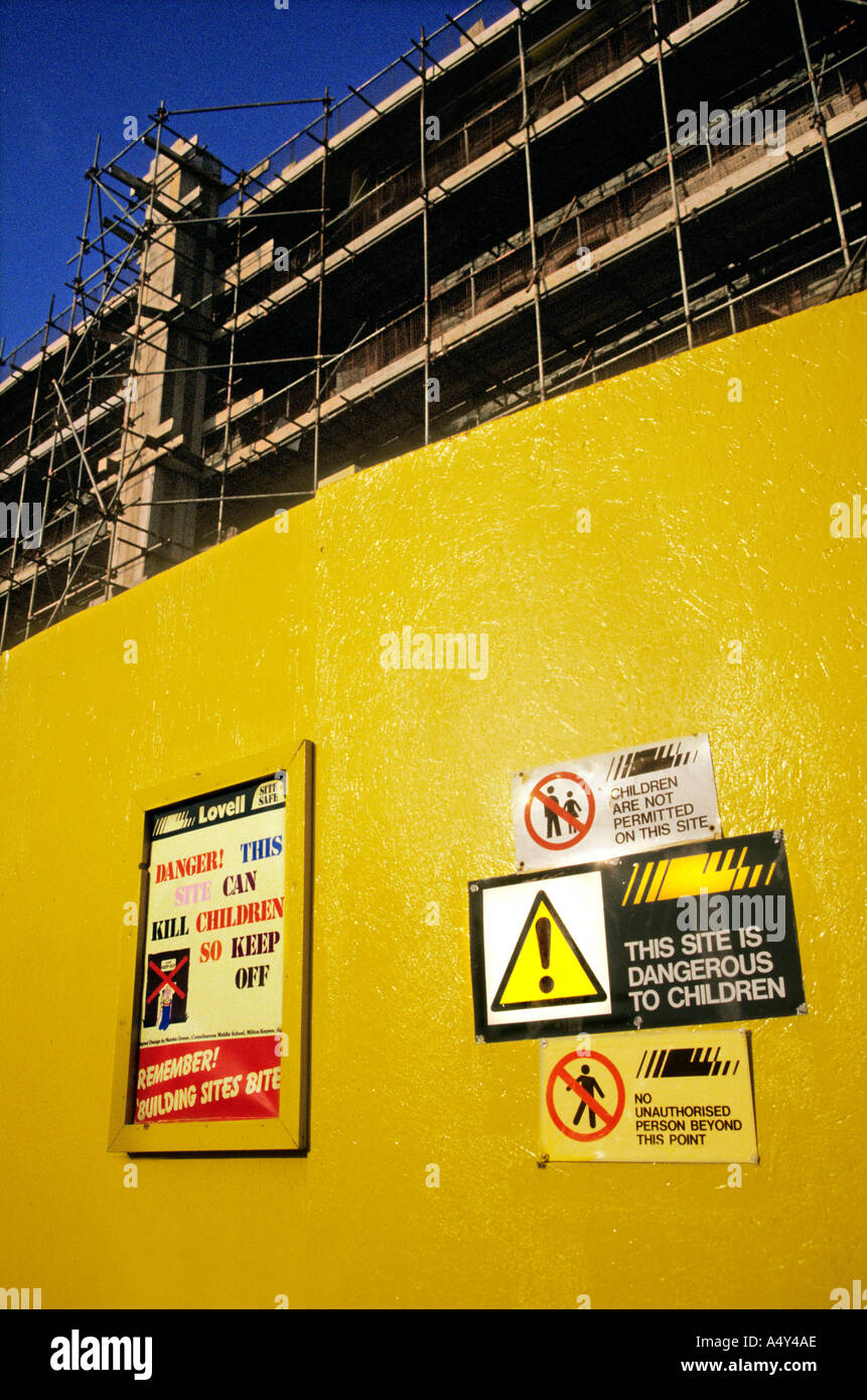 Sicherheit am Bau Website Wand Warnung Kinder der Gefahr Cardiff UK unterzeichnet Stockfoto