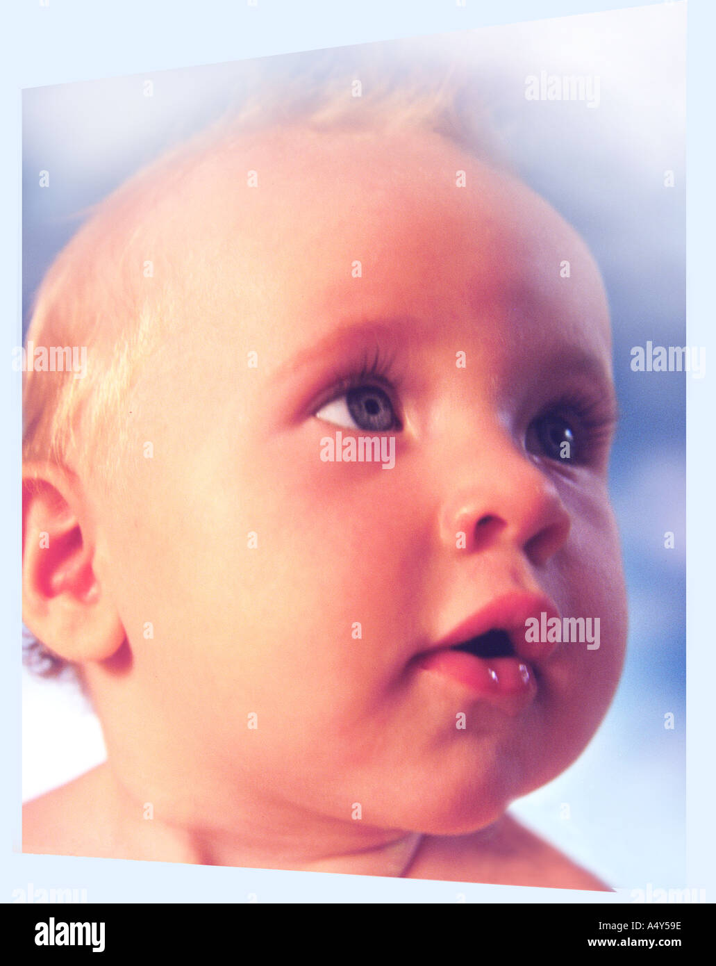 Baby sechs Monate auf der Suche nach rechts Stockfoto