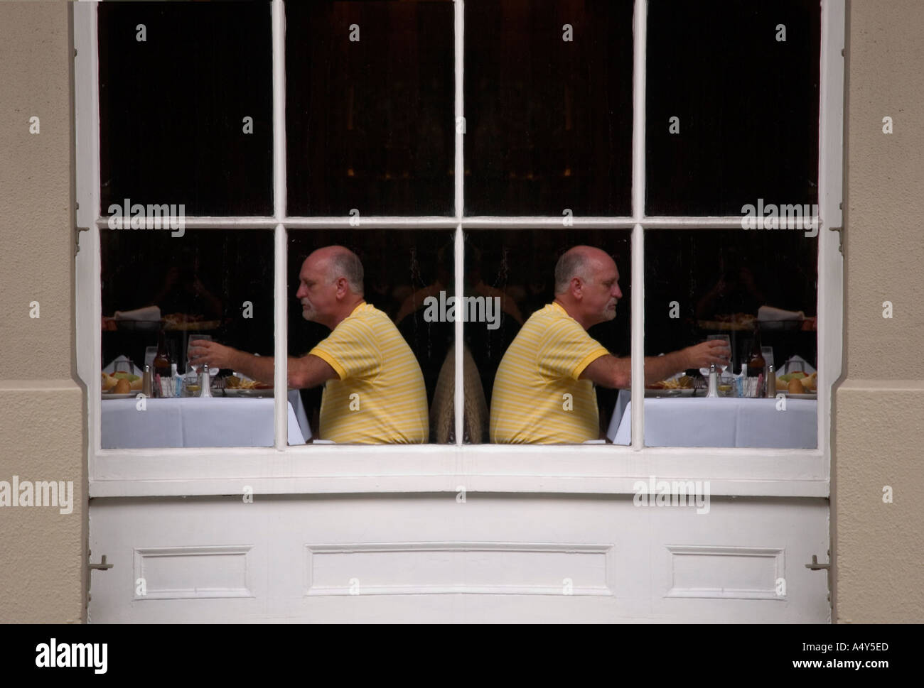 Digitale Verbesserung des Menschen im Fenster sitzen und Essen im noblen restaurant Stockfoto