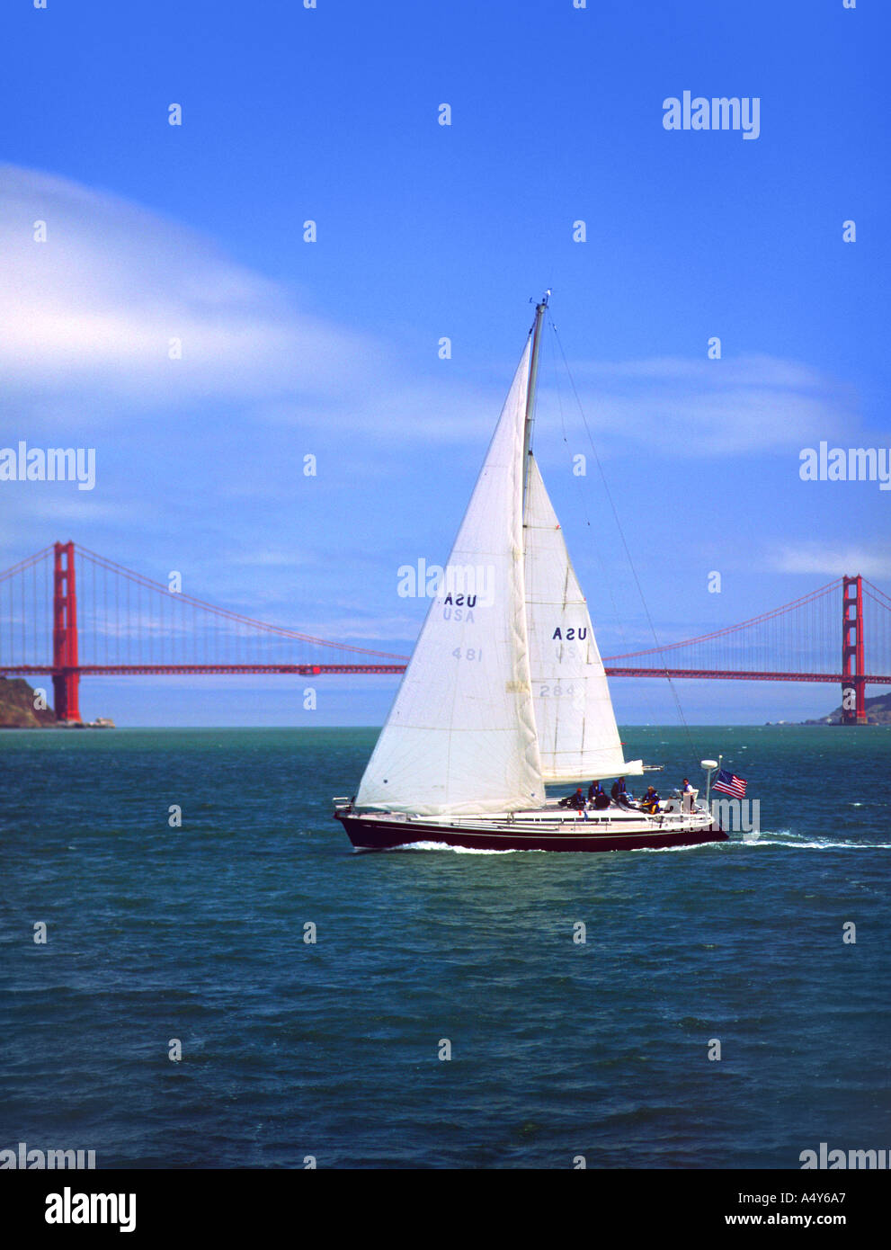 Segelboot und Golden Gate Brücke San Francisco Bay, Kalifornien Stockfoto