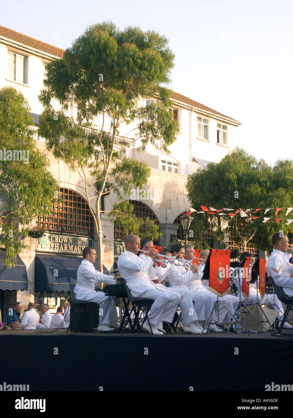 Royal Marines Band spielen in Gibraltar bis 300 Jahren der britischen Herrschaft feiern Trompete Trompeten Trommel Schlagzeuger militärische Marschall Stockfoto