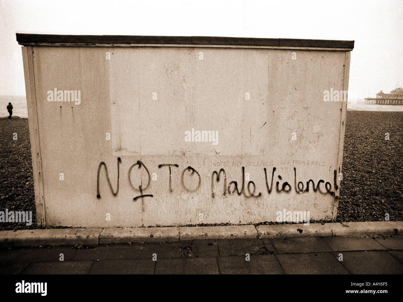 Graffiti gegen männliche Gewalt auf Toilette block Brighton West Sussex england Stockfoto