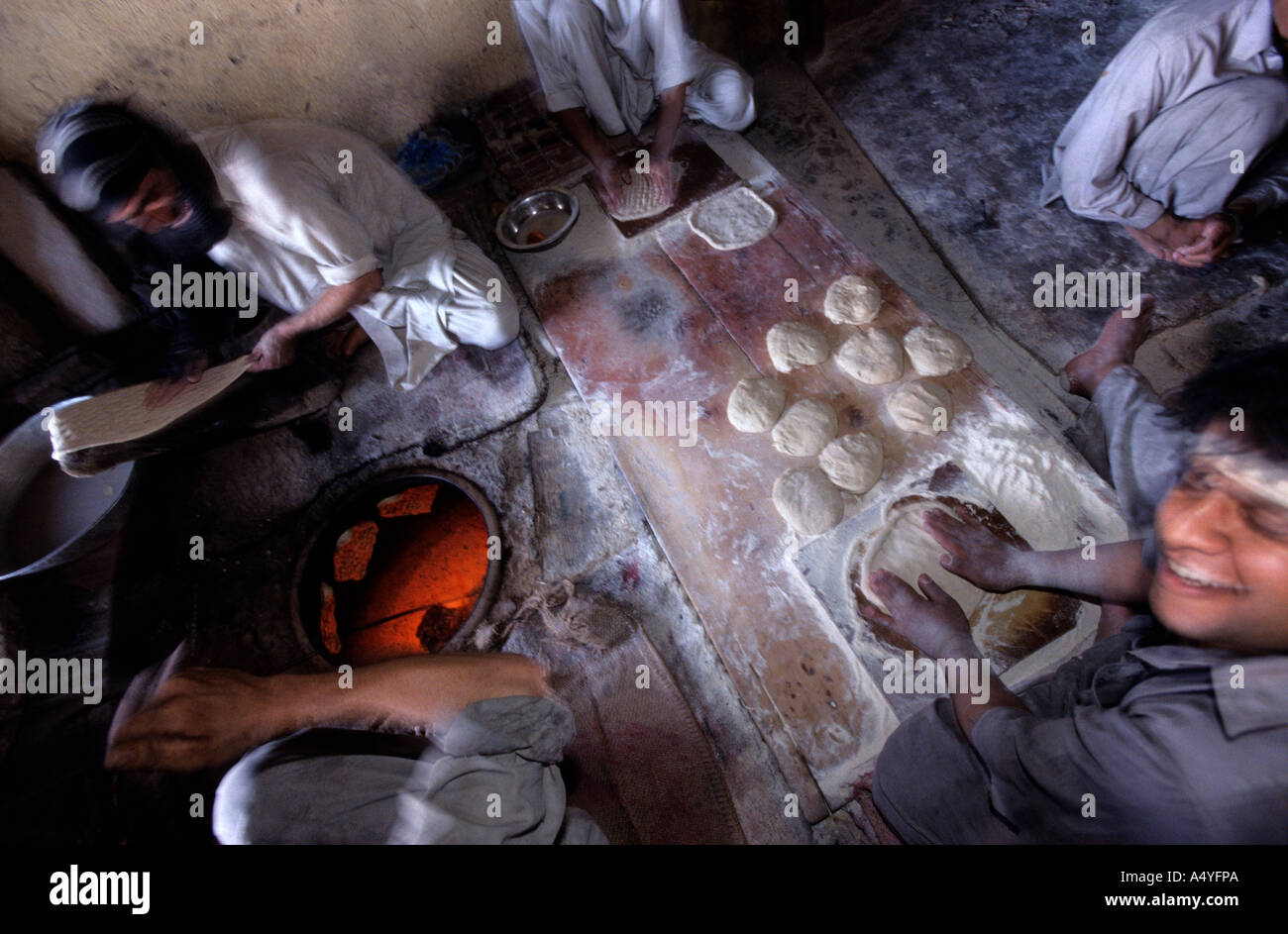 Kabul, Brot Bäcker bei der Arbeit Stockfoto