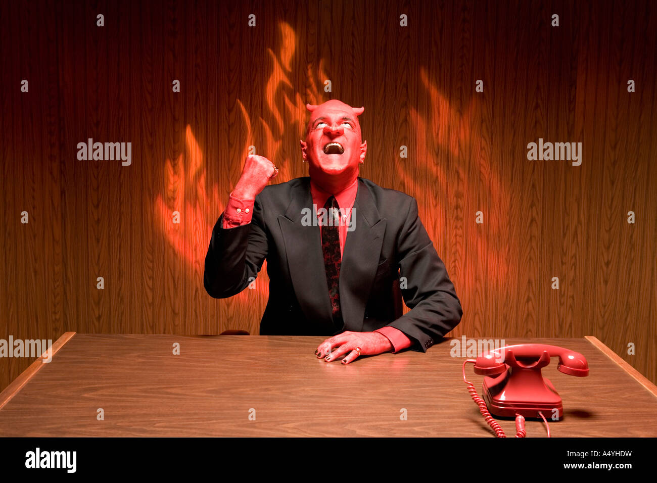 Geschäftsmann, verkleidet als Teufel lachen Stockfoto