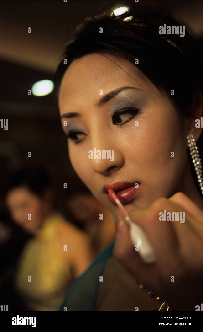 Transsexuelle Liu Xioajing behebt ihr Make up bei Generalproben für China s erste Miss Plastic Surgery Schönheitswettbewerb 17 Dez Stockfoto