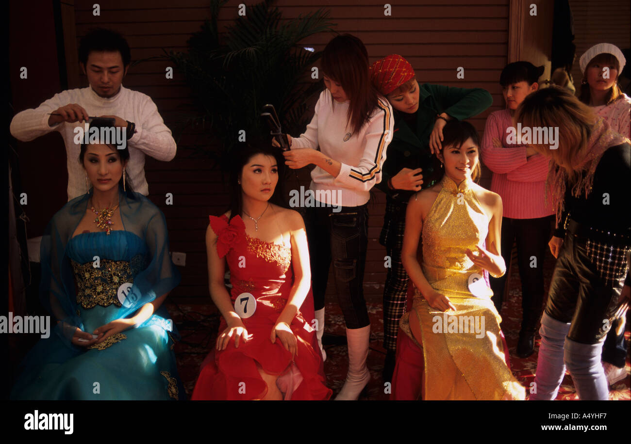die Teilnehmer bereiten Sie während der ersten Miss plastische Chirurgie am 12. Dezember 2004 in Peking Stockfoto