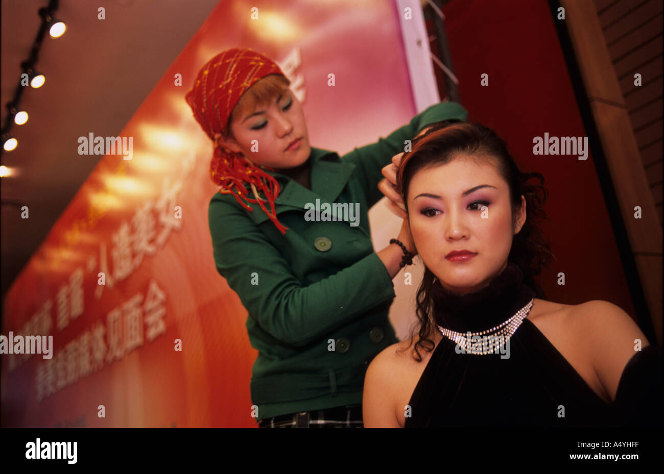 Cao-Dandan bereitet einer der Kandidaten während der ersten Miss plastische Chirurgie am 12. Dezember 2004 in Peking Stockfoto