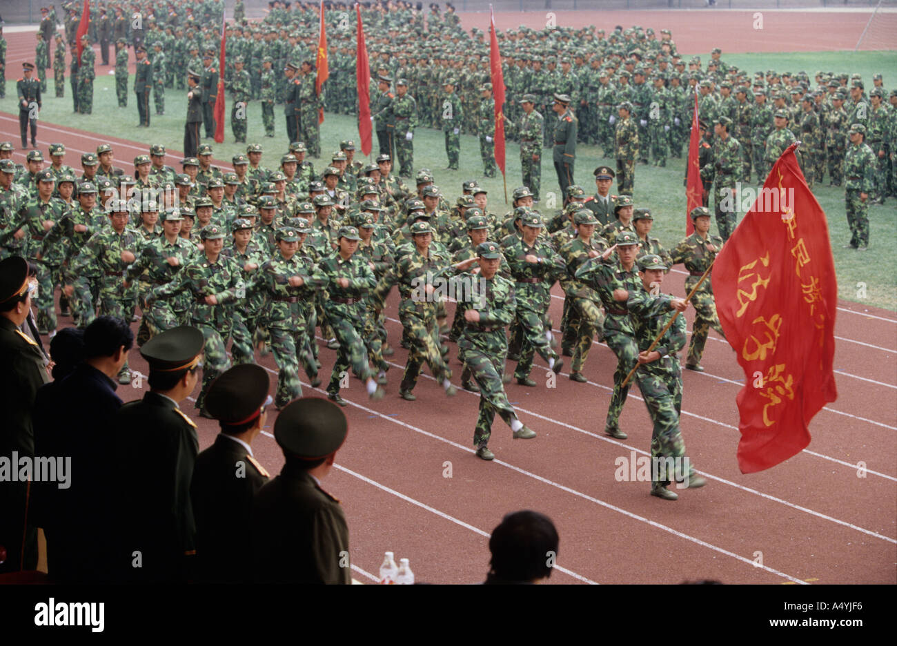 Chinesische Studenten auf dem Campus in Peking China gebohrt Stockfoto