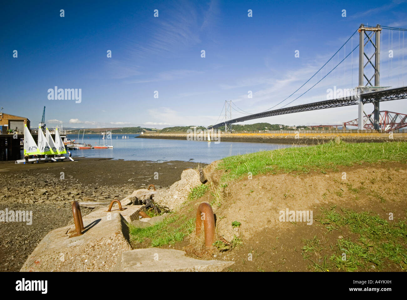 Die Forth Bridges betrachtet von Port Edgar am Fluss Forth, South Queensferry, Schottland Stockfoto