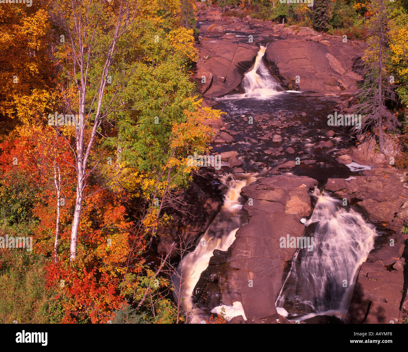 Beaver River Kaskaden durch Grundgestein Gesimsen und Felsbrocken Herbst am Lake Superior in nördlichen Minnesota, USA Stockfoto