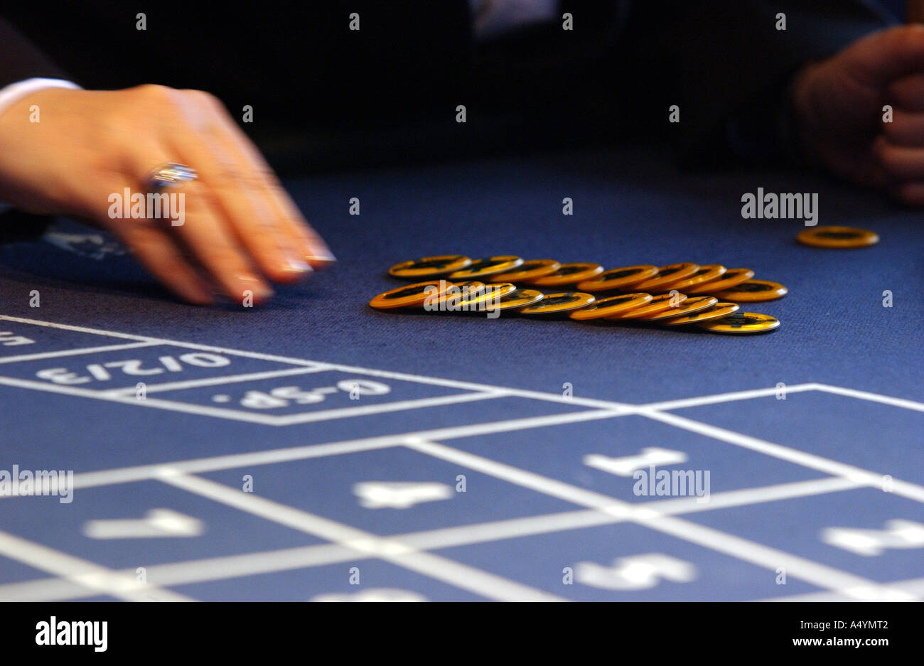 Casino in Berlin Mitte. Hände beim Sortieren von Chips am Roulette-Tisch. Stockfoto