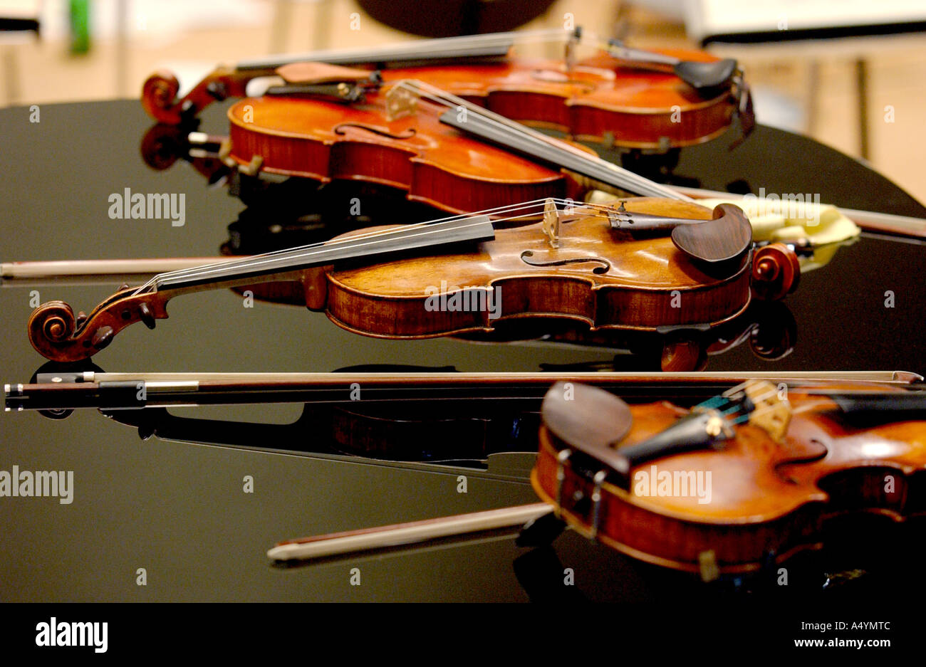 Generalprobe der jungen Deutschen Philharmonie. Hier: Vier Violinen mit Violine Bögen, die auf einem Klavier niedergeschlagen wurden. Stockfoto