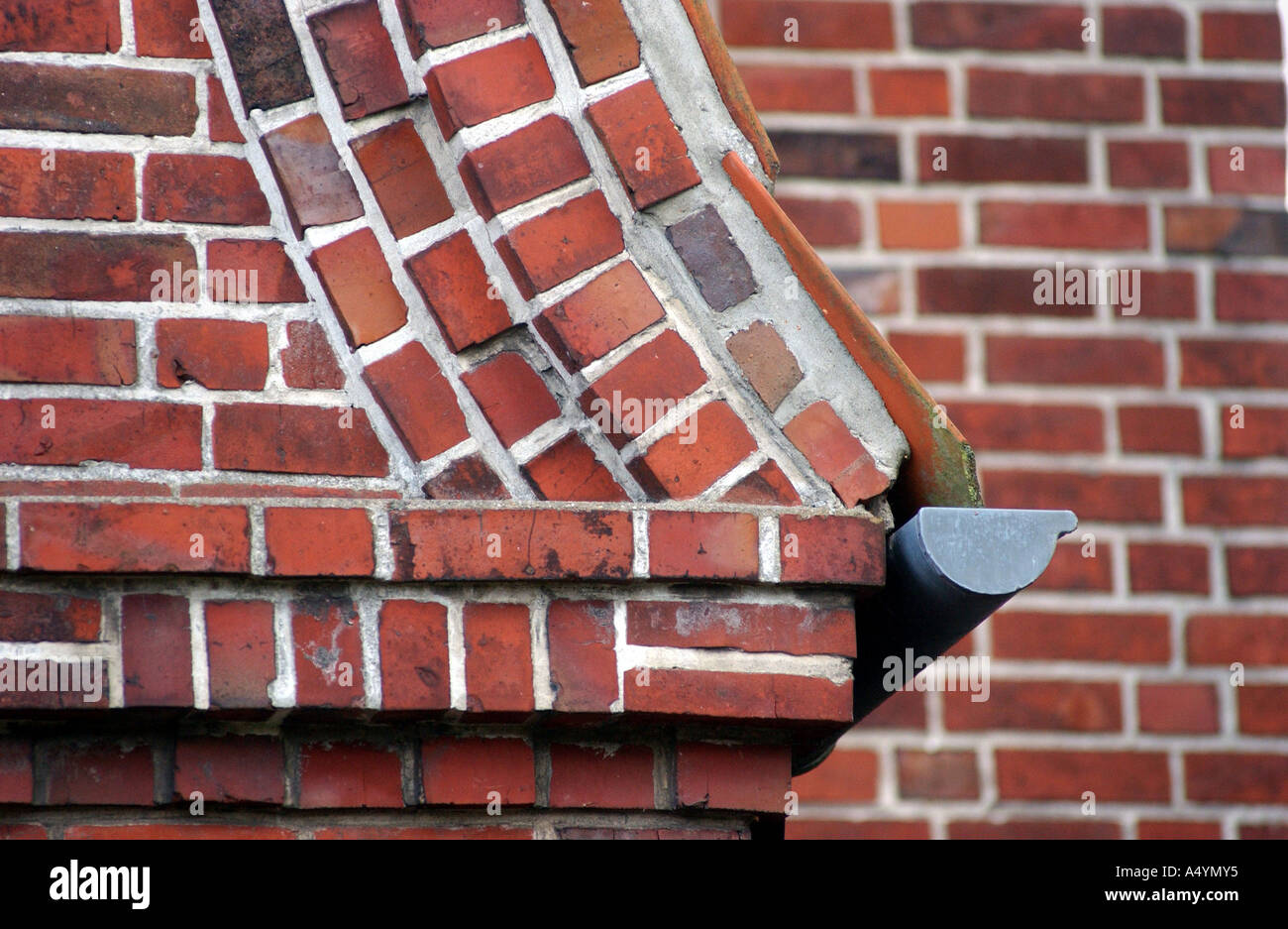 Besuch im Parants Haus: Detail und Erinnerungen. Schwang Dach, Freischwinger Dachelement aus Ziegeln mit Rinne vor zugemauert Stockfoto