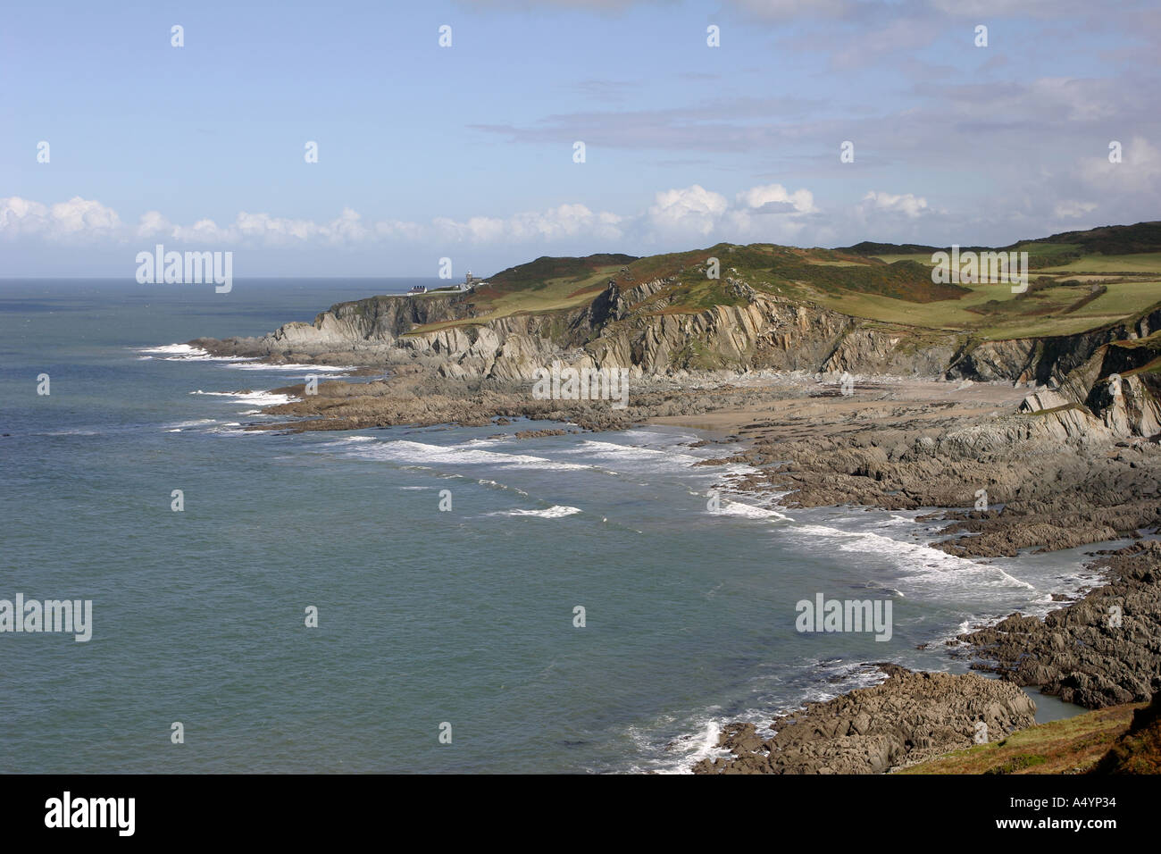 North Devon Coast Blick auf Bull Point Lighthouse über die Bucht von Rockham Stockfoto