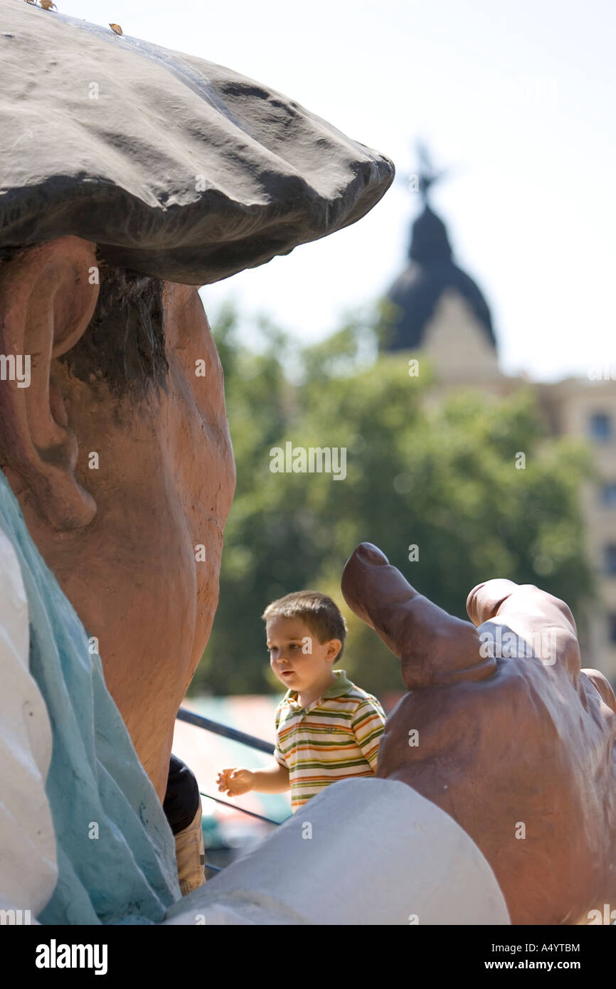 Junges Kind Eintritt in die Mündung des Gargantua (Big Mouth), Aste Nagusia Fiesta, Baskisches Land, Spanien. Stockfoto